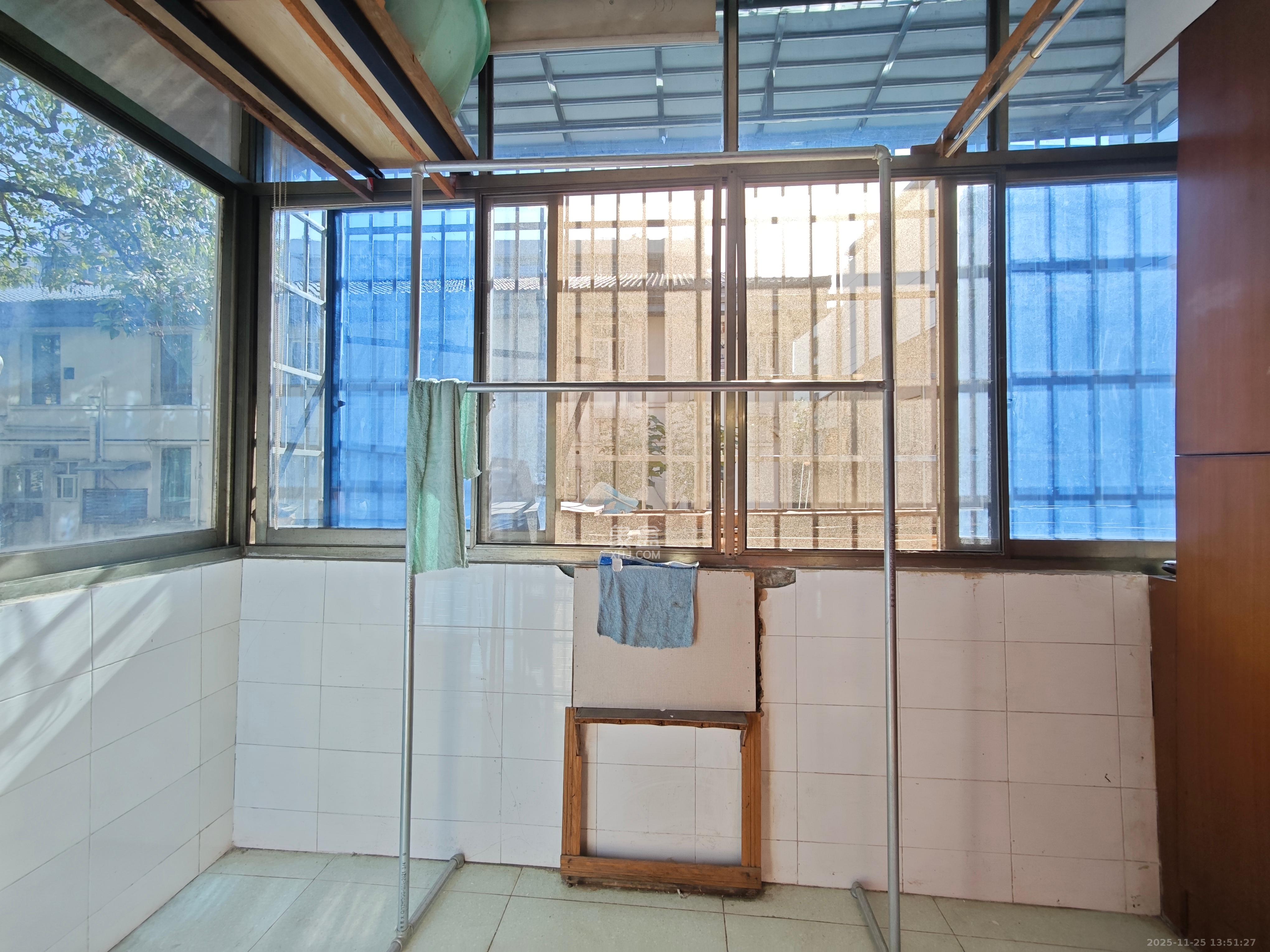 长沙师范附幼附小教师宿舍(崇圣里24号) 3室1厅1卫 2200.0元/月 长沙师范附幼附小教师宿舍(崇圣里24号) 3室1厅1卫 2200.0元/月室内图