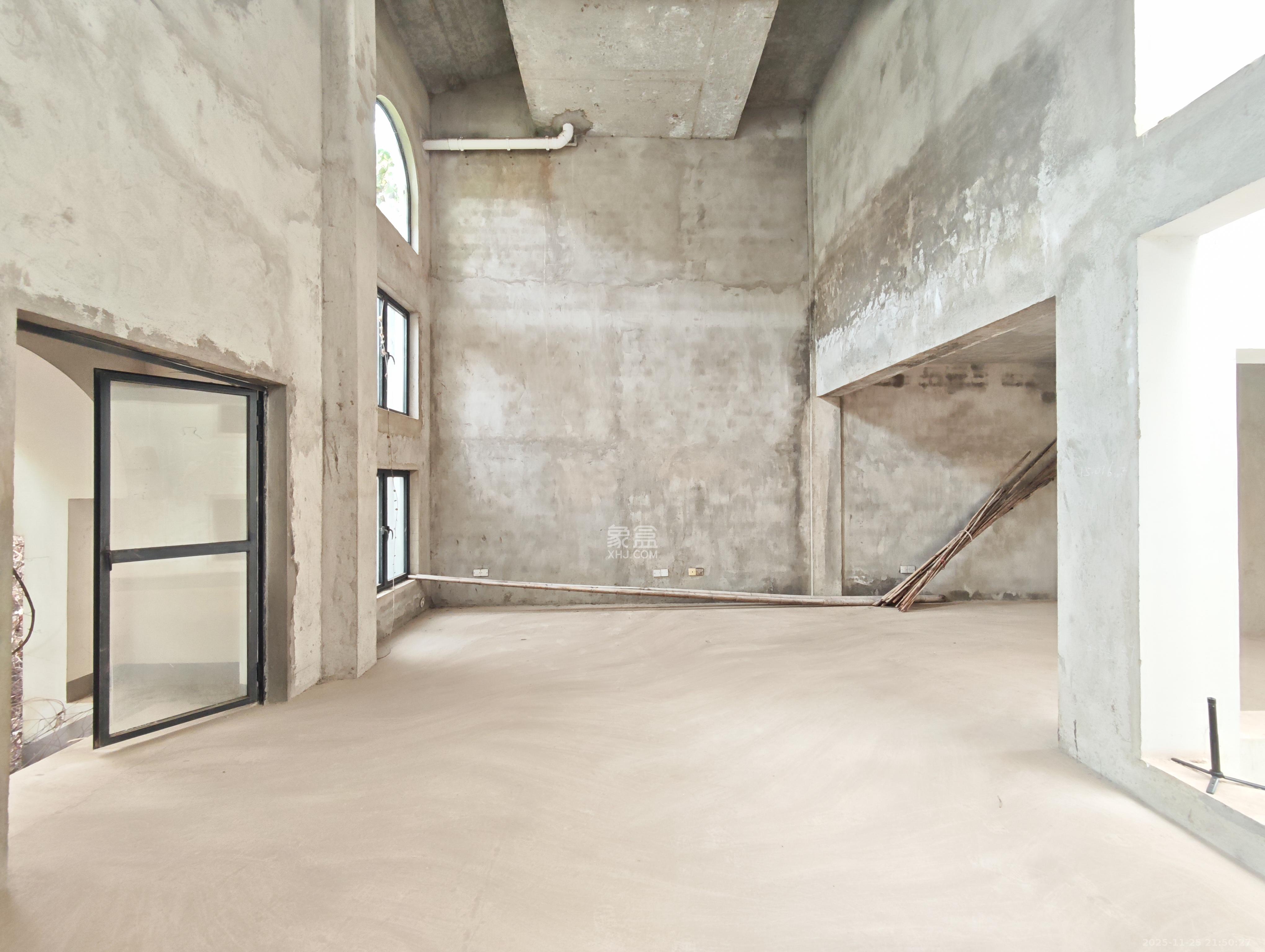 同升湖白竹水乡  4室2厅4卫    280.0万客厅