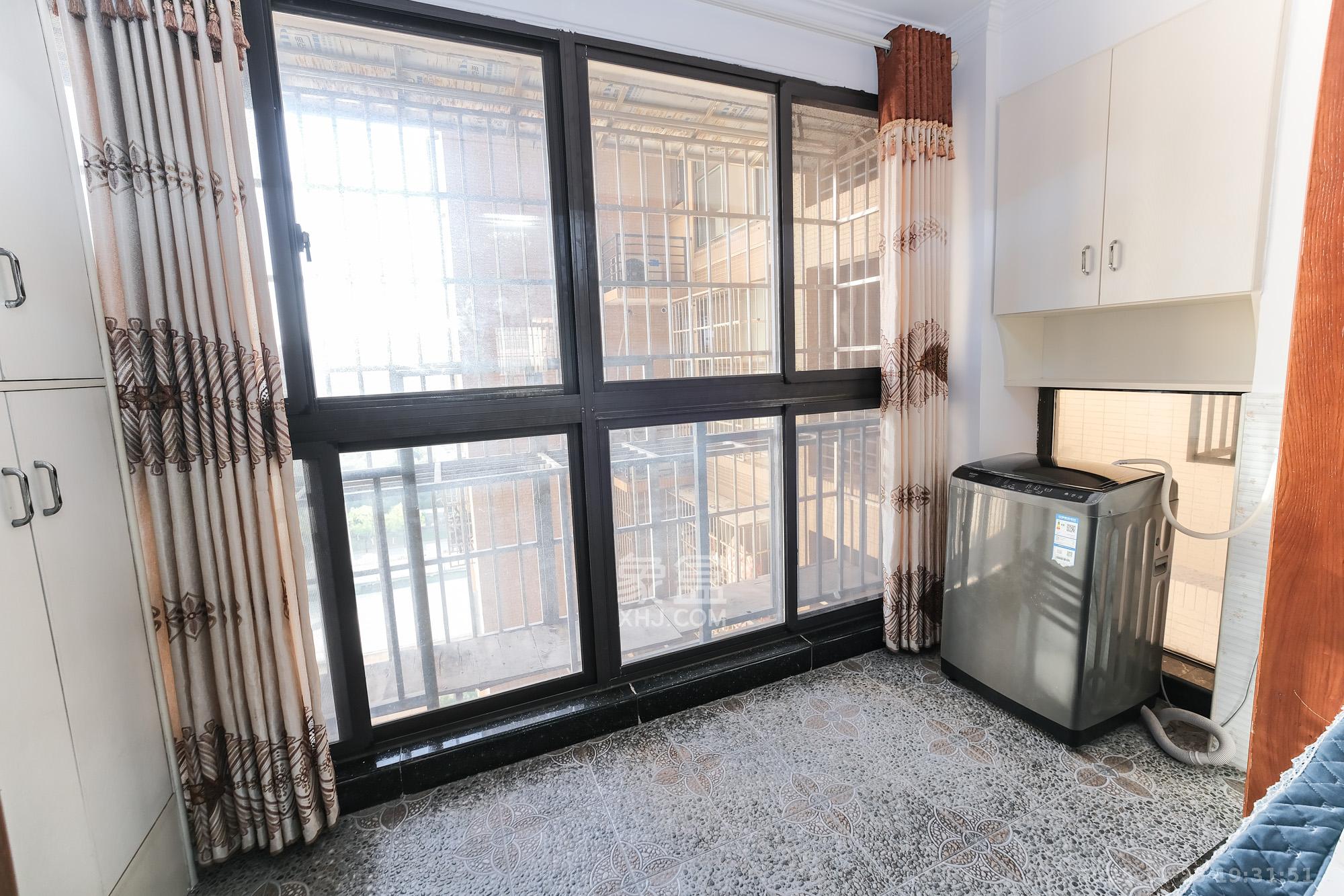 盛地春天里 3室2厅1卫 56.0万 盛地春天里 3室2厅1卫 56.0万阳台