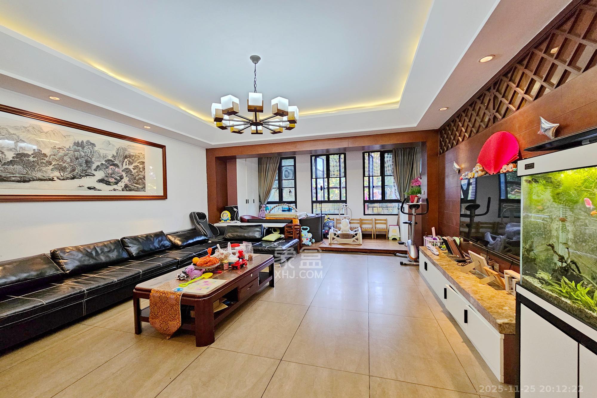 中隆国际御玺  4室2厅3卫    225.0万客厅