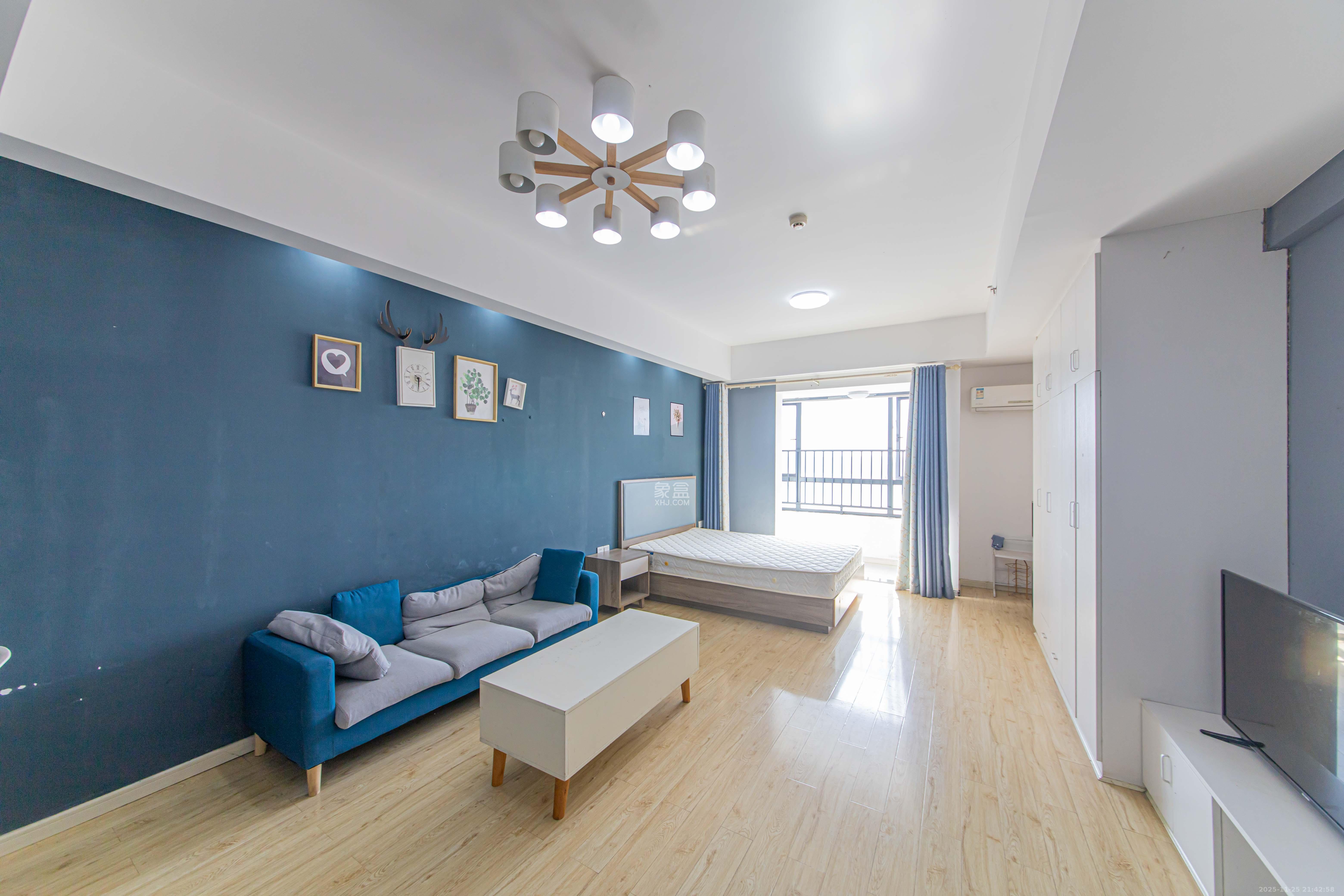 九峰远见 1室1厅1卫 55.0万 九峰远见 1室1厅1卫 55.0万客厅