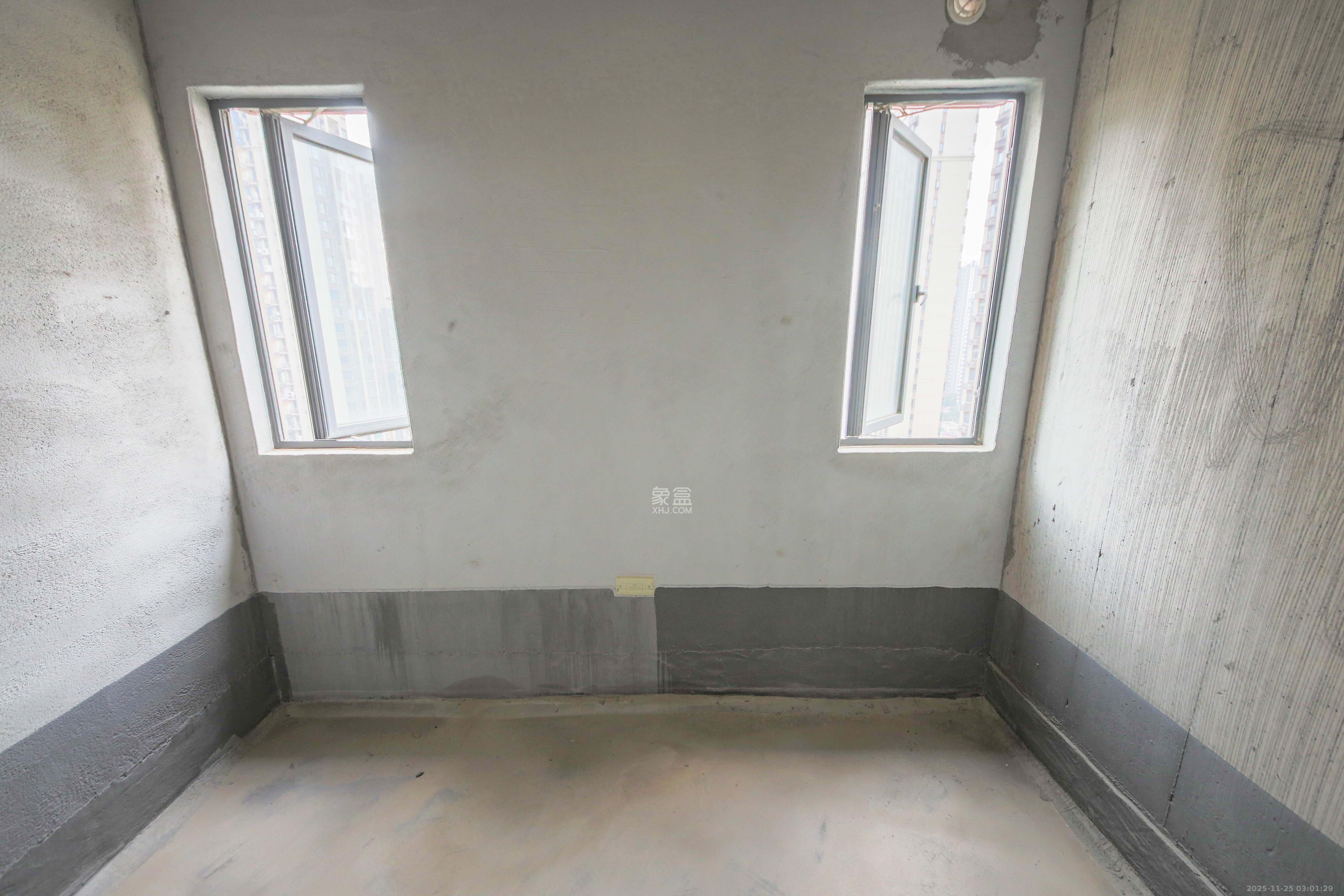 中建钰和城  4室2厅3卫    330.0万卫生间