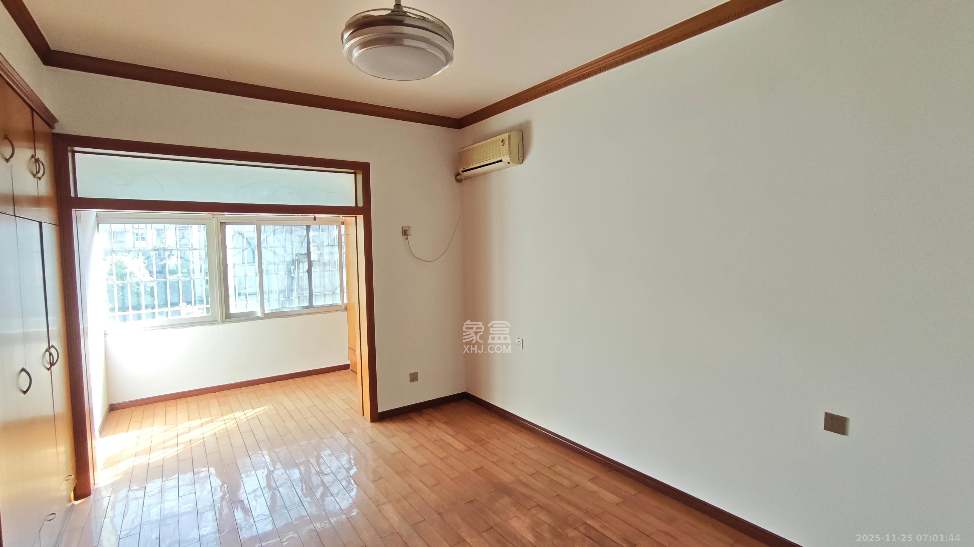 湘潭交警小区  3室2厅2卫    68.0万客厅