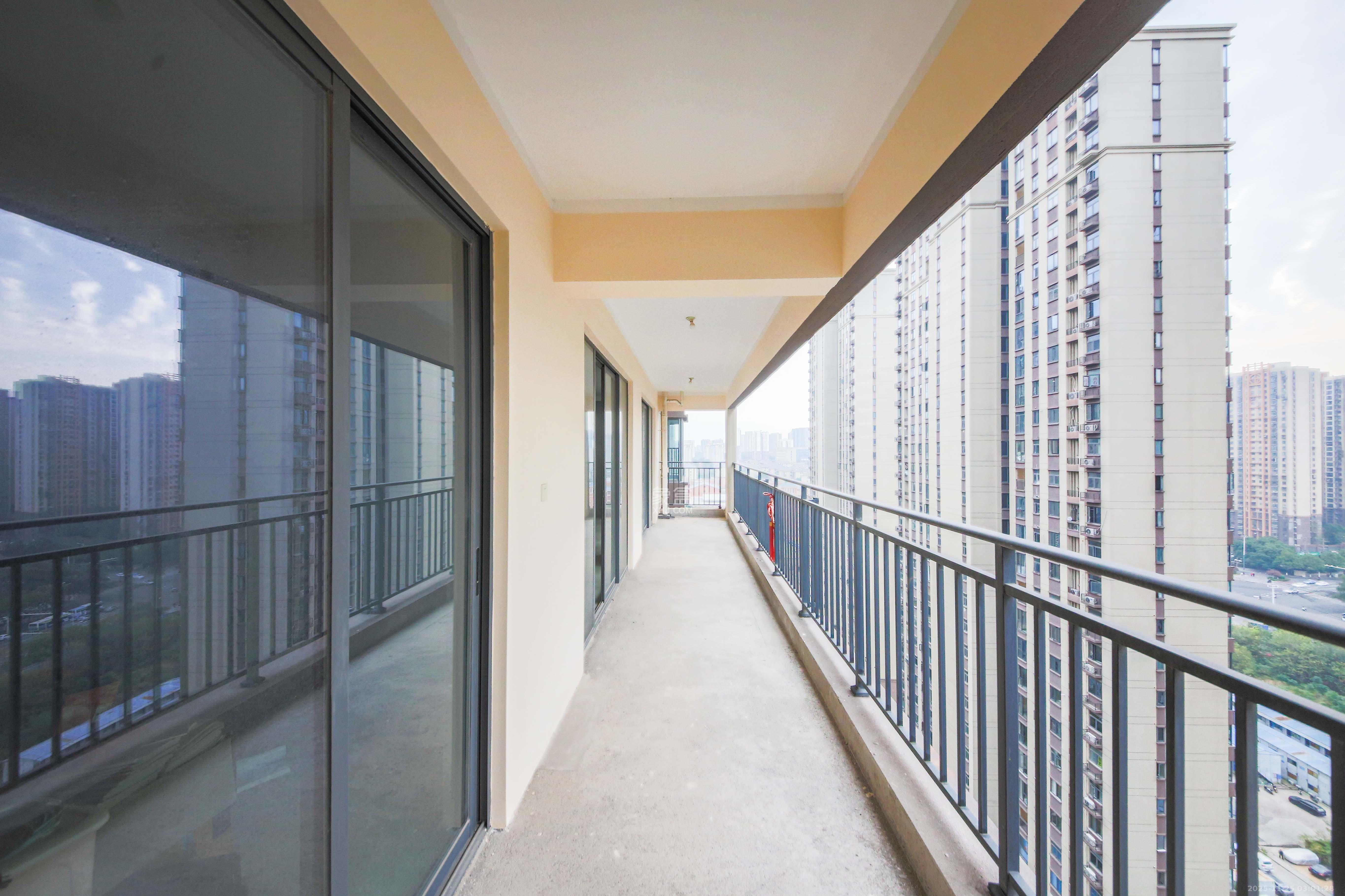 中建钰和城  4室2厅3卫    330.0万阳台