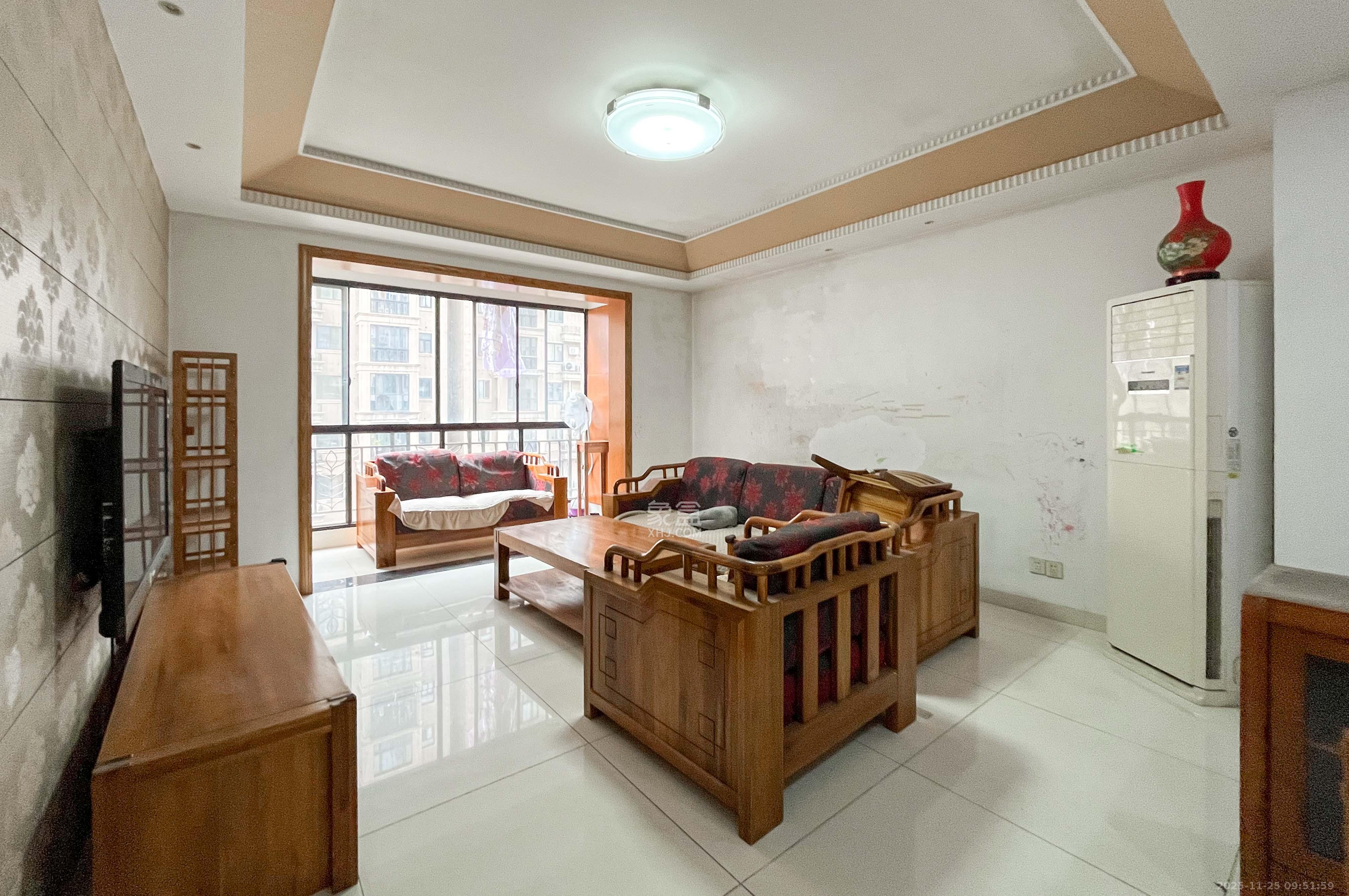 沁园春御院  1室2厅2卫    165.0万客厅