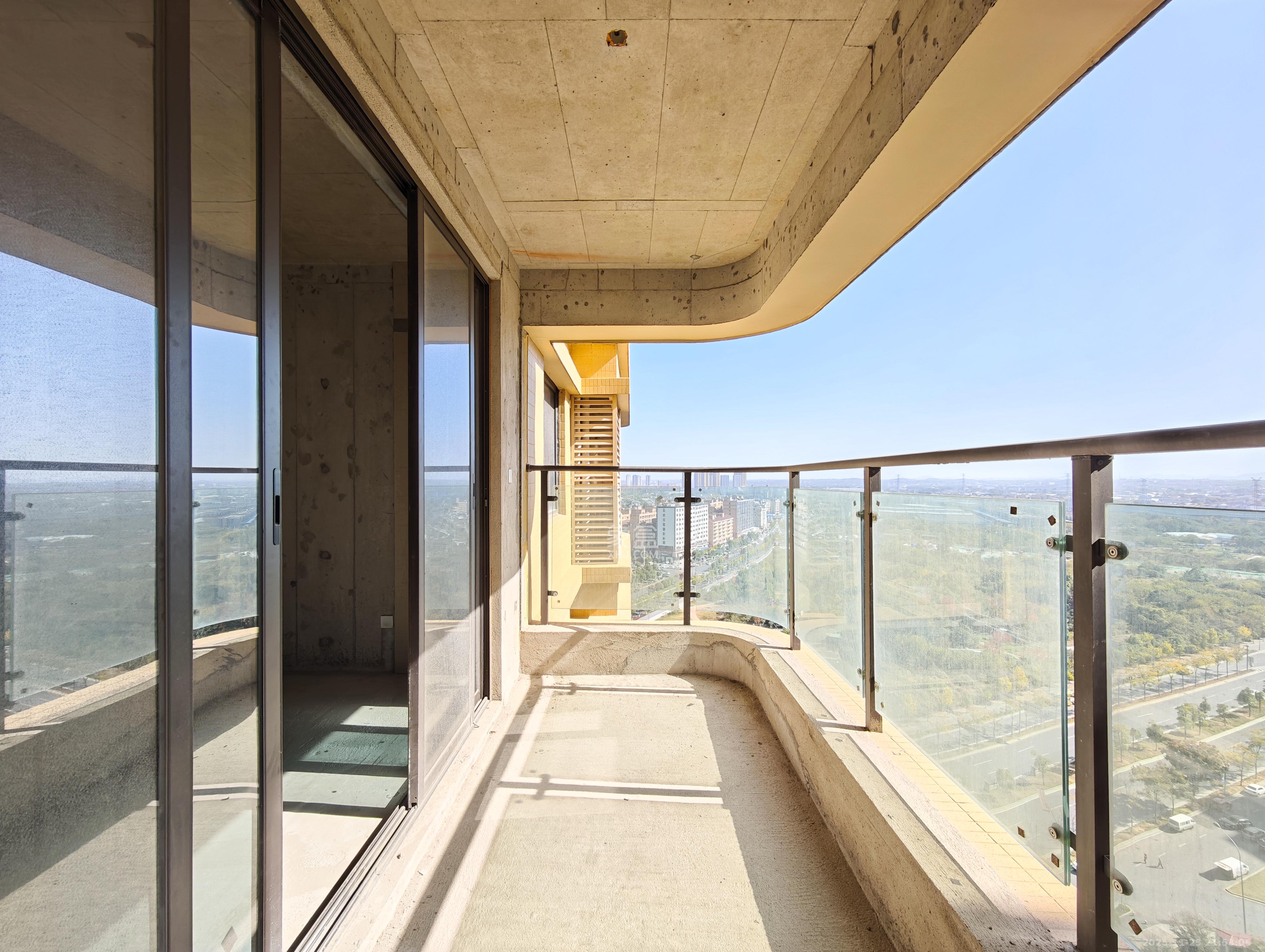 会展三润城 4室2厅2卫 95.0万 会展三润城 4室2厅2卫 95.0万阳台