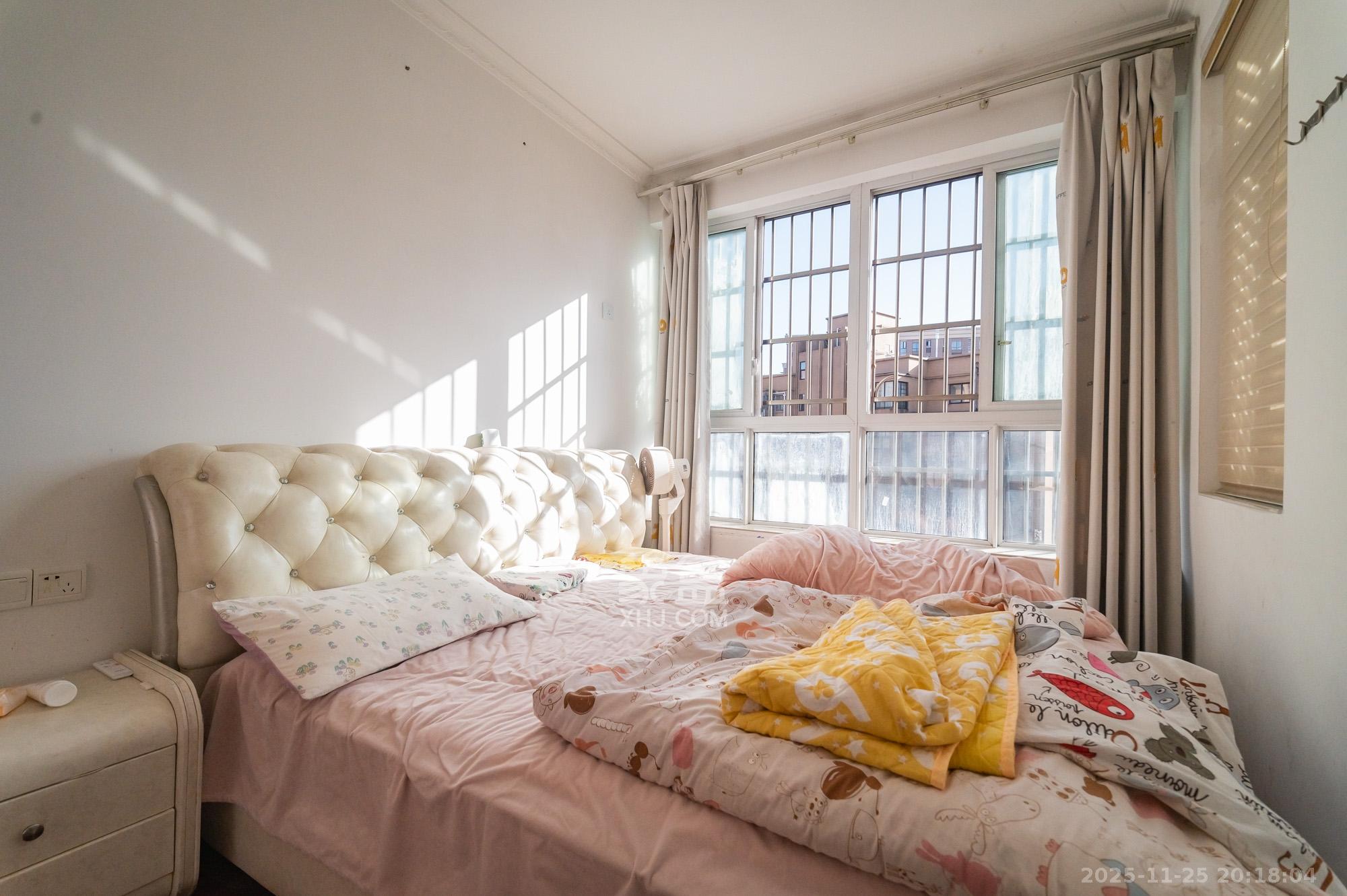 东方航标  1室1厅1卫    34.0万卧室