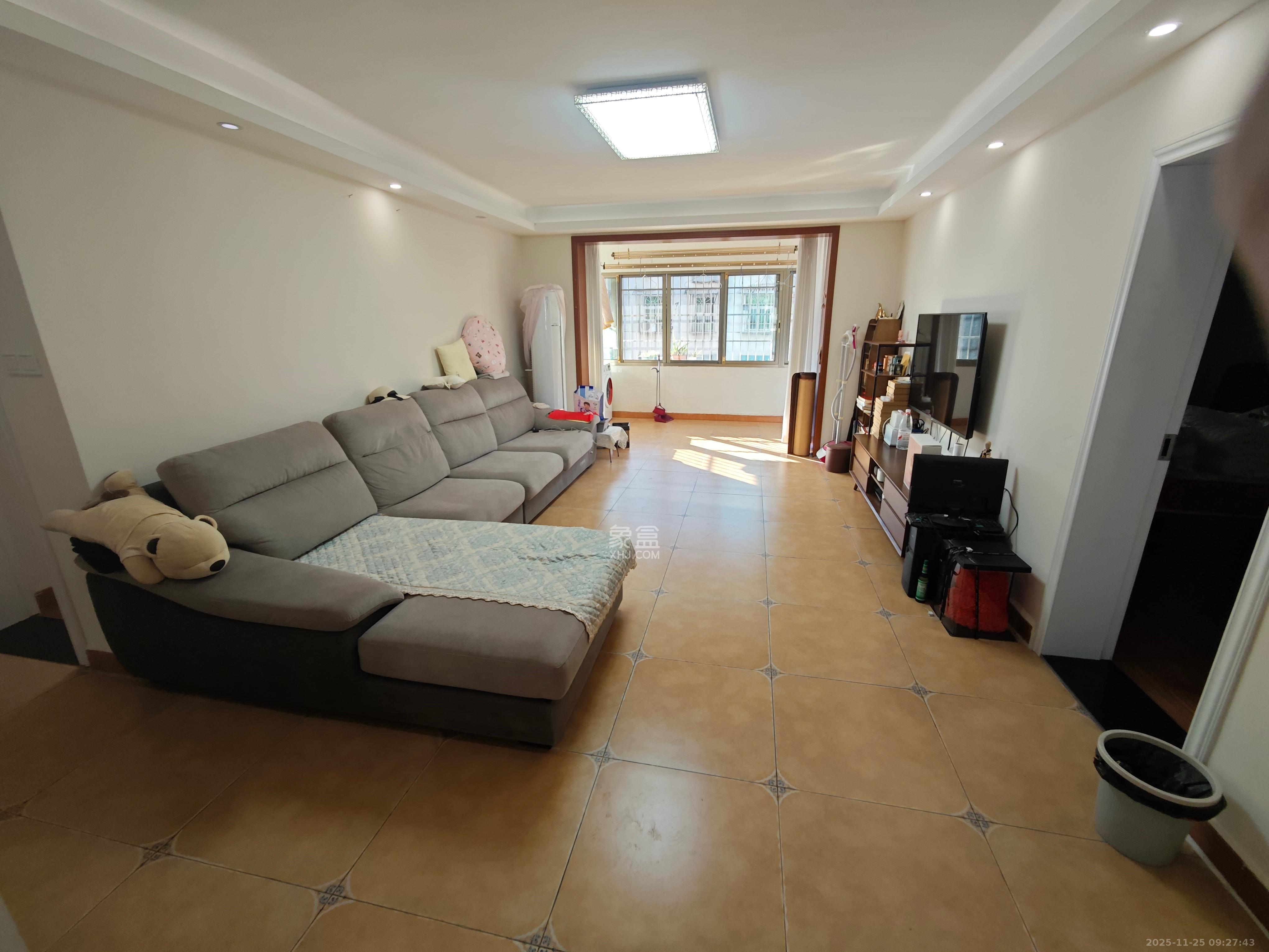 恒达花园  3室2厅2卫    2300.0元/月