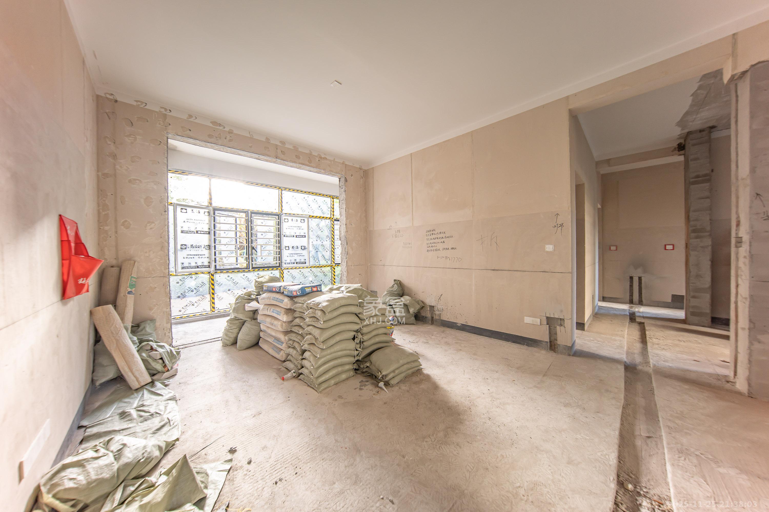 中海阅山府  4室2厅2卫    120.0万客厅