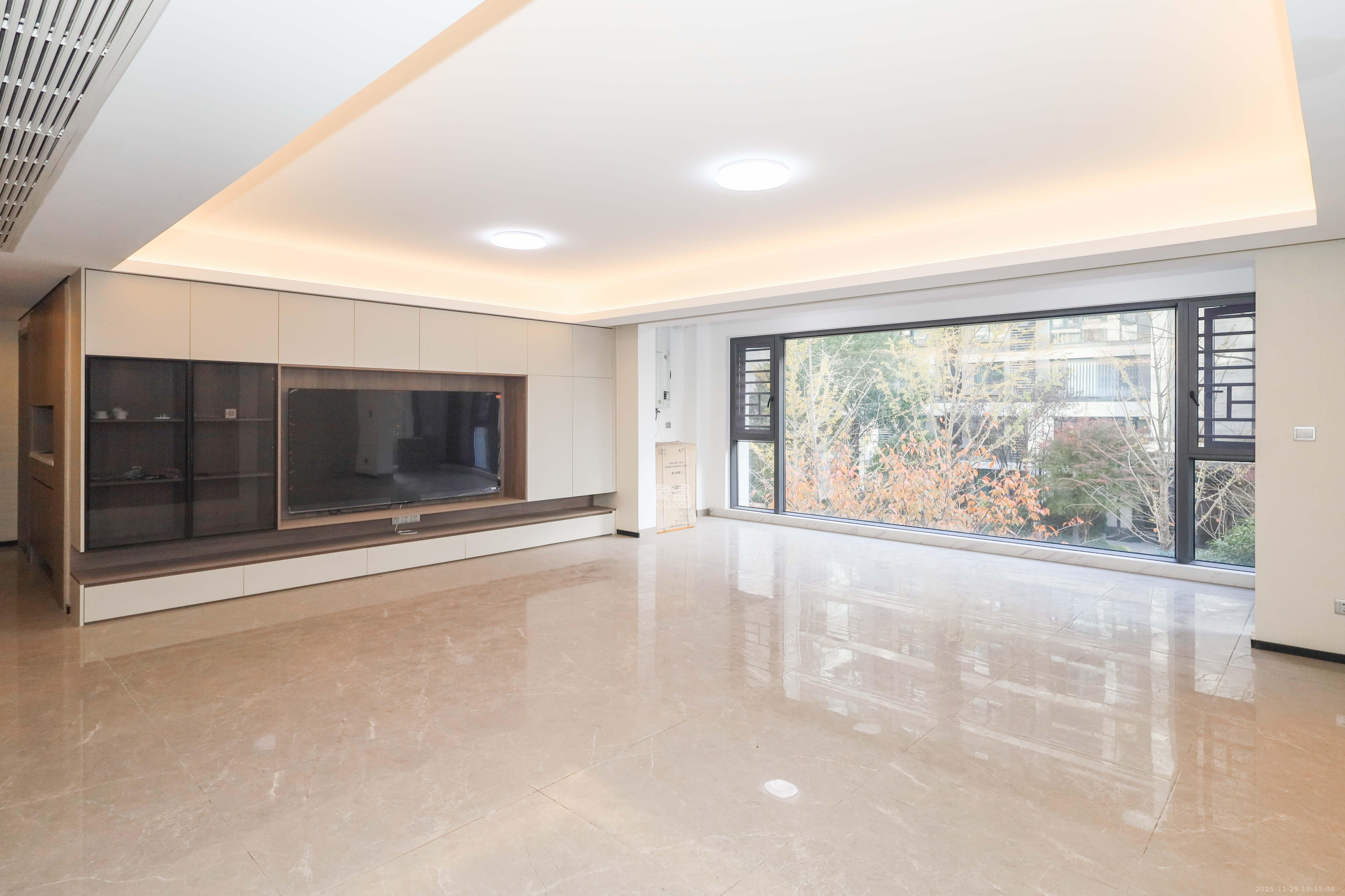 中海麓山境北区  5室2厅2卫    288.0万客厅