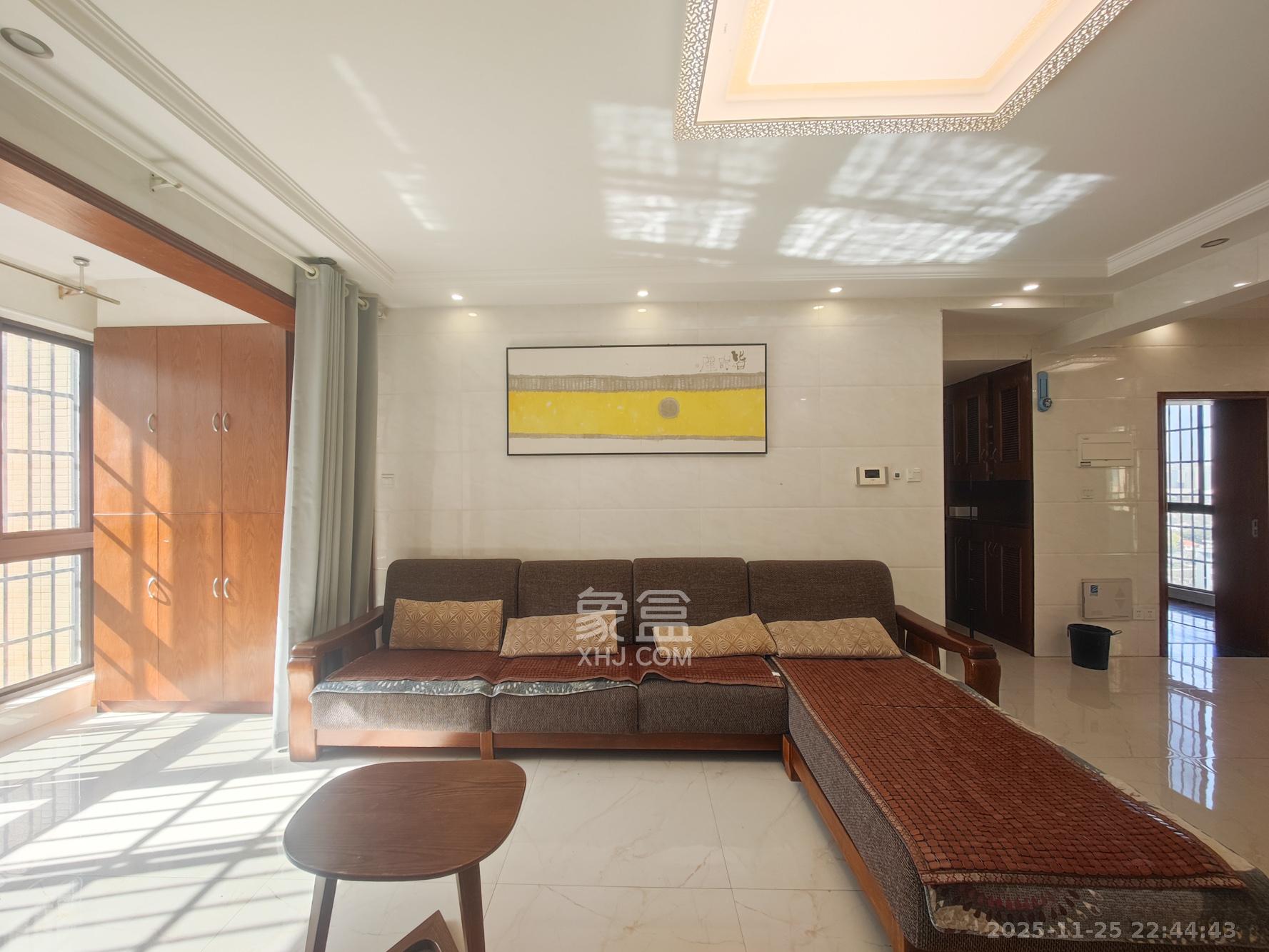 欧莱雅郡  4室2厅2卫    98.8万客厅