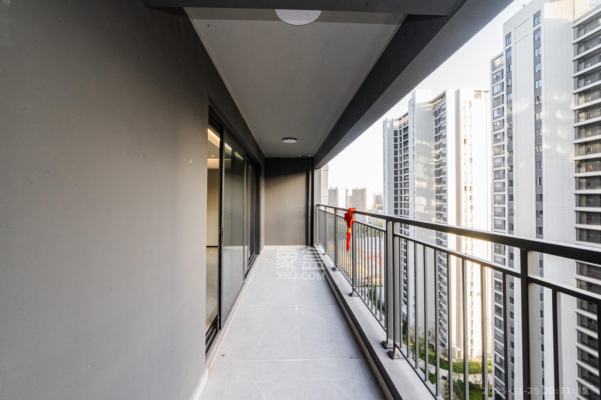 轨道万科璞悦湾  4室2厅3卫    320.0万阳台