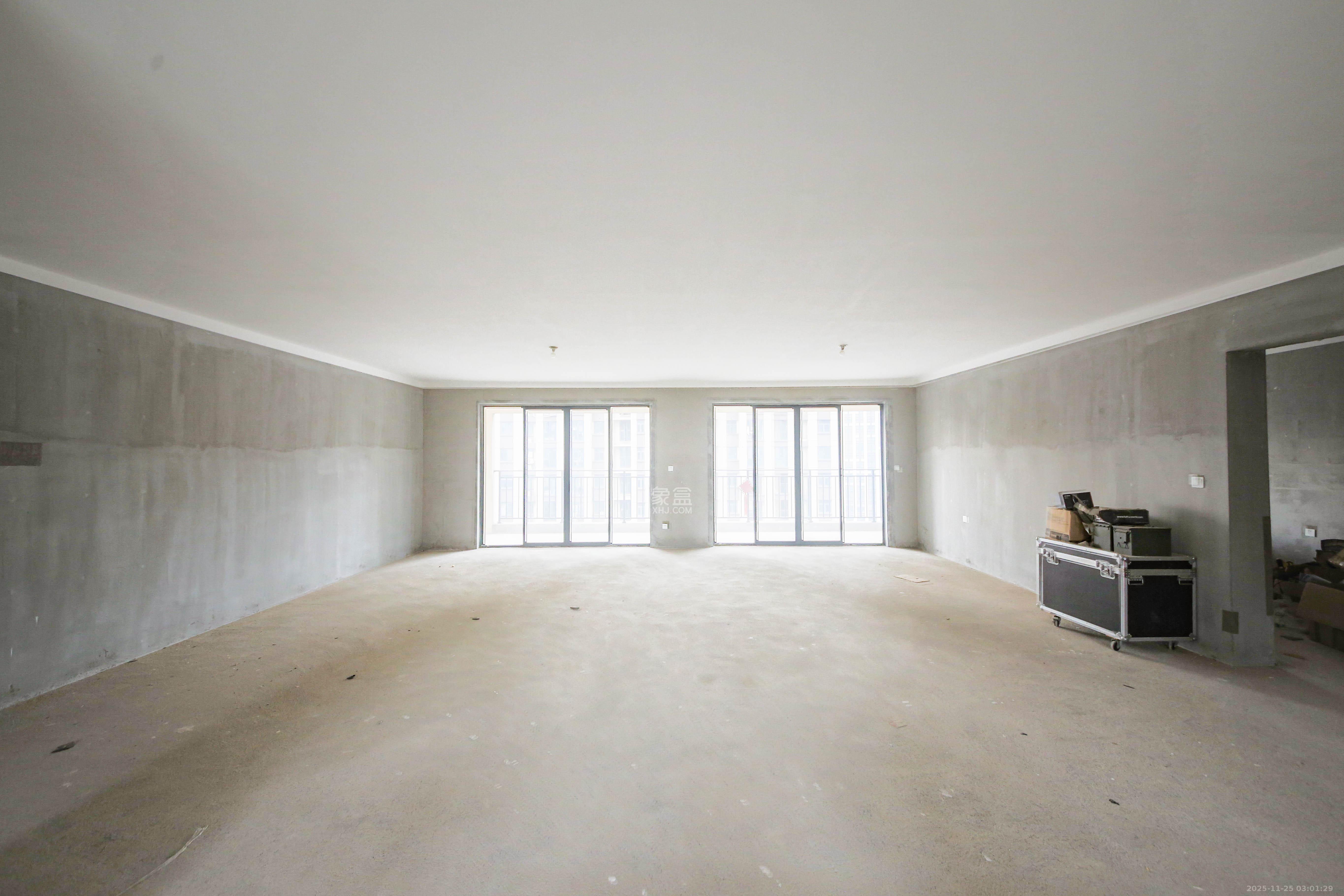 中建钰和城  4室2厅3卫    330.0万客厅