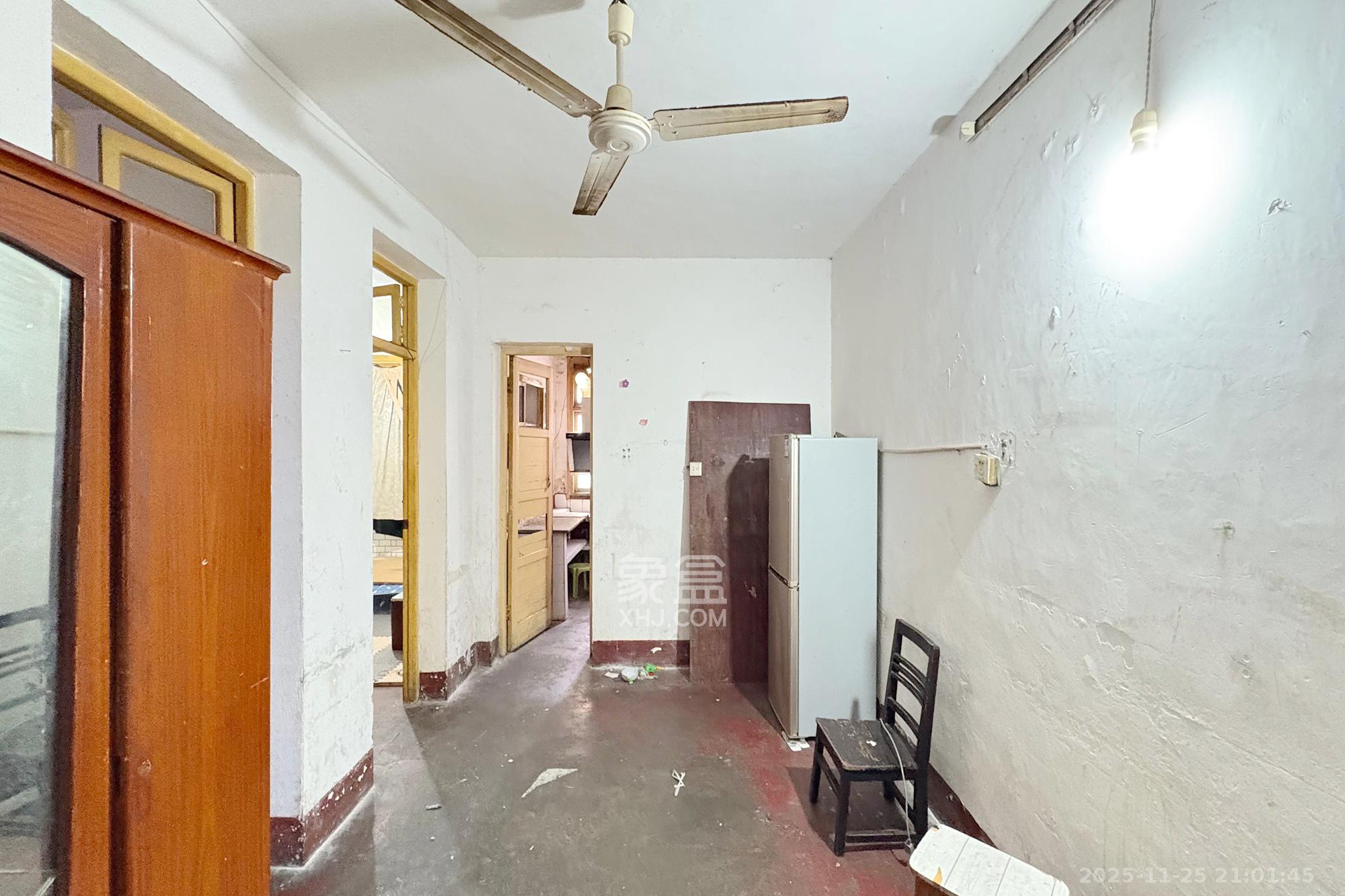 桐荫里社区 2室1厅1卫 38.0万 桐荫里社区 2室1厅1卫 38.0万客厅