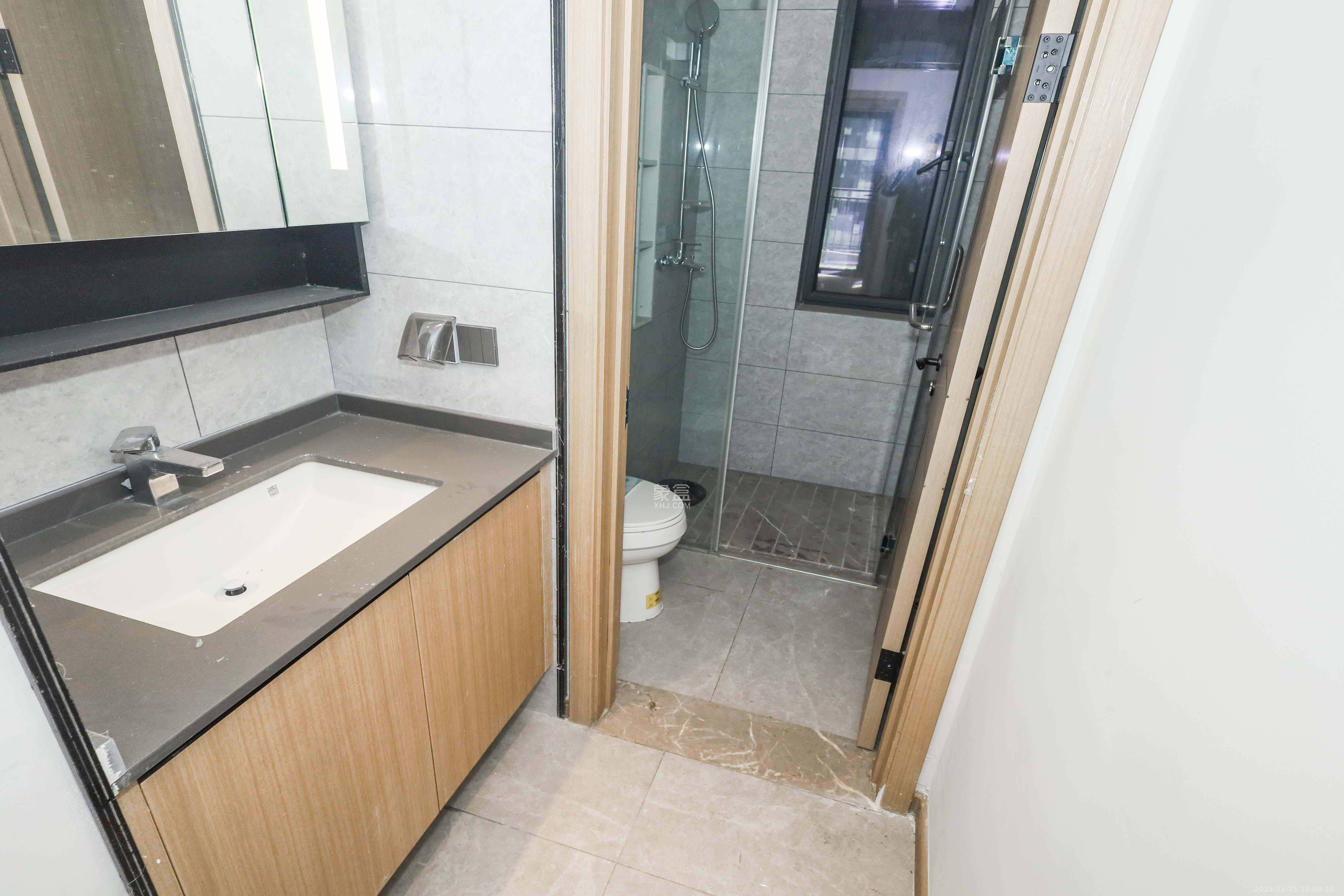 爱家当代境 3室2厅2卫 120.0万 爱家当代境 3室2厅2卫 120.0万卫生间