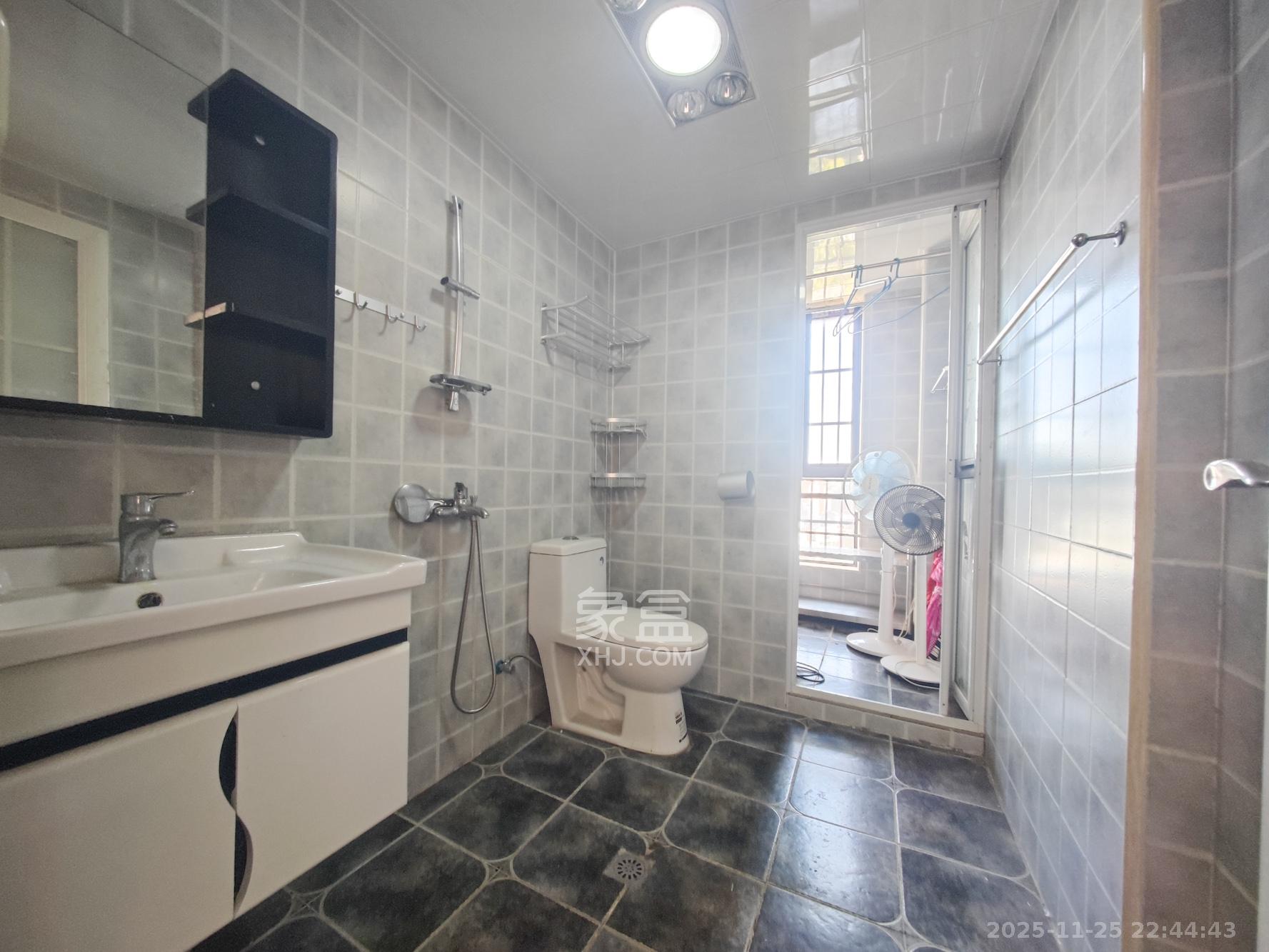 欧莱雅郡  4室2厅2卫    98.8万卫生间