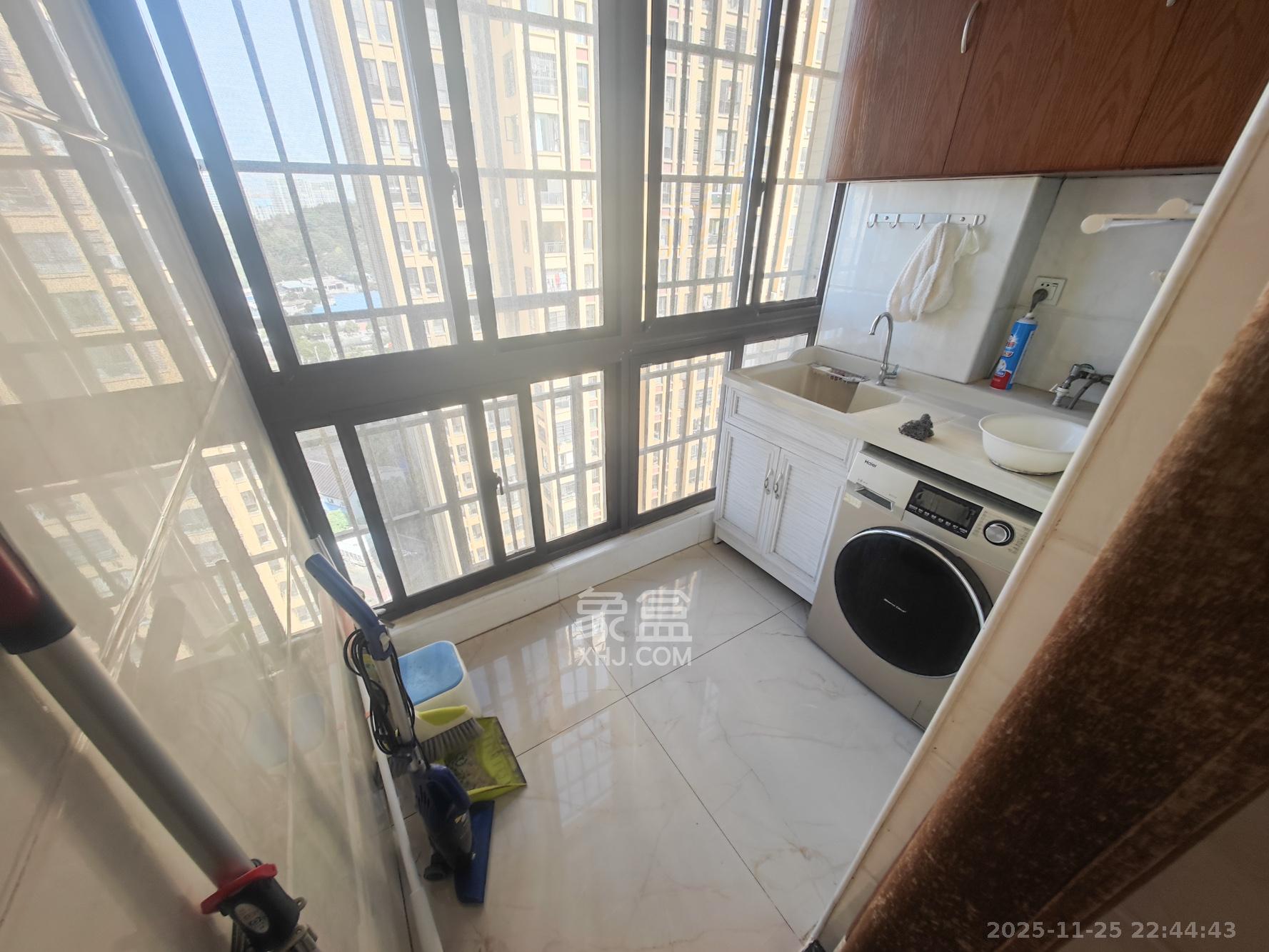 欧莱雅郡  4室2厅2卫    98.8万阳台