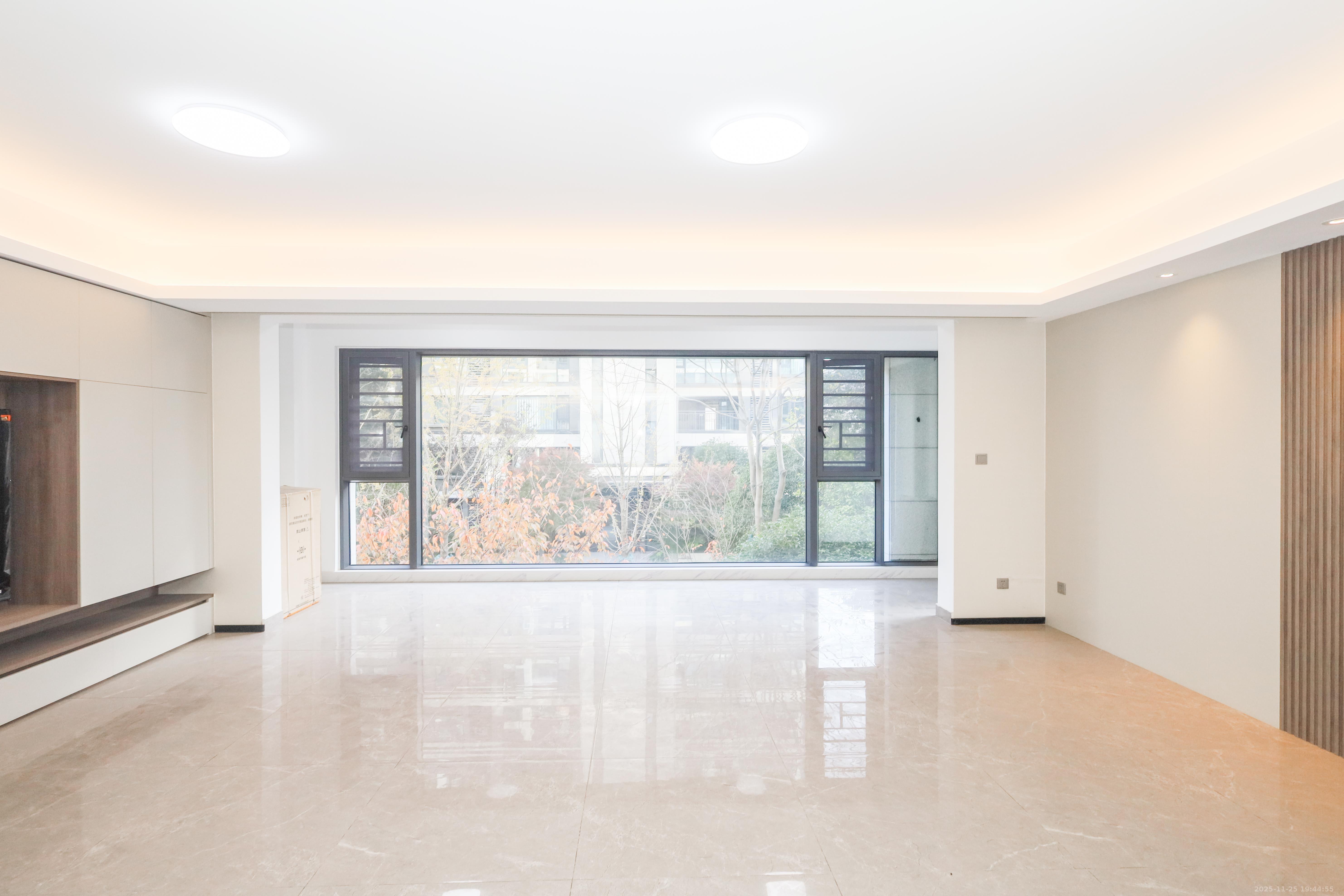 中海麓山境北区 5室2厅2卫 288.0万 中海麓山境北区 5室2厅2卫 288.0万客厅