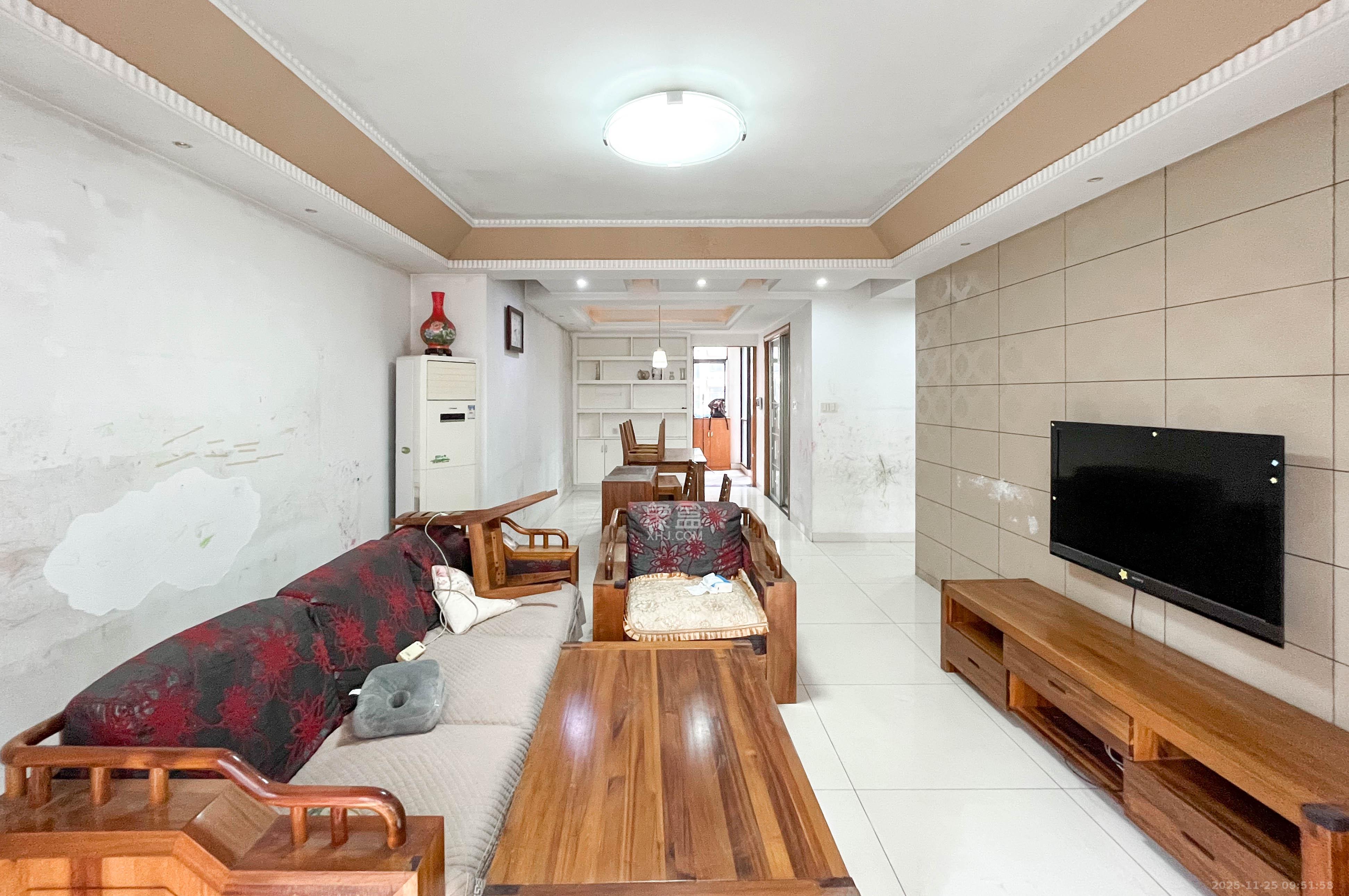 沁园春御院  1室2厅2卫    165.0万客厅