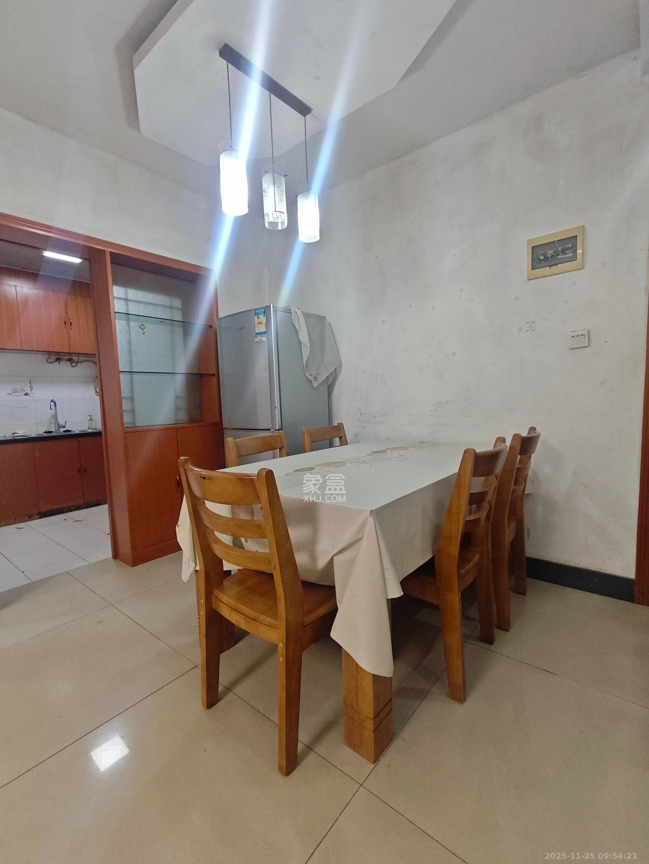 景湾小区(井湾小区) 3室2厅1卫 1600.0元/月 景湾小区(井湾小区) 3室2厅1卫 1600.0元/月室内图