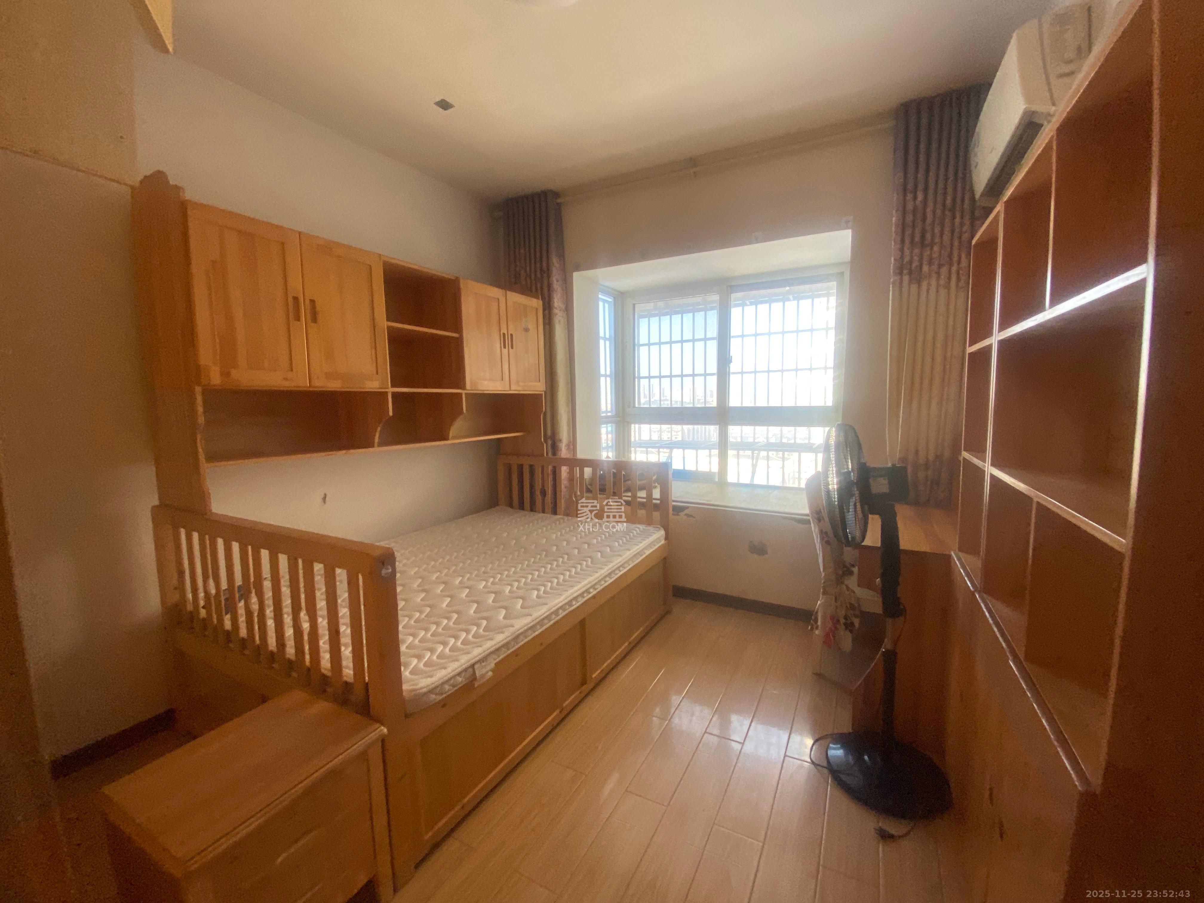 东进小区  1室2厅1卫    1500.0元/月室内图