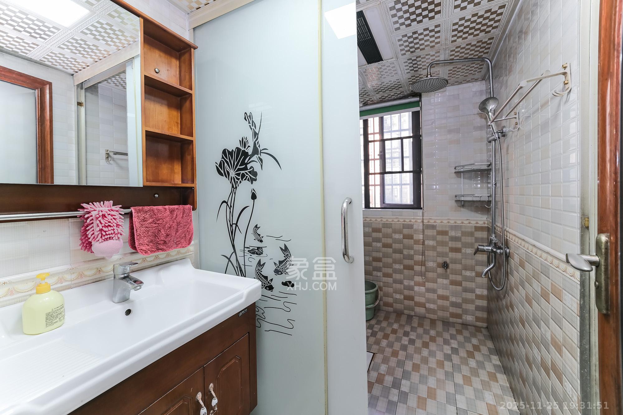 盛地春天里 3室2厅1卫 56.0万 盛地春天里 3室2厅1卫 56.0万卫生间