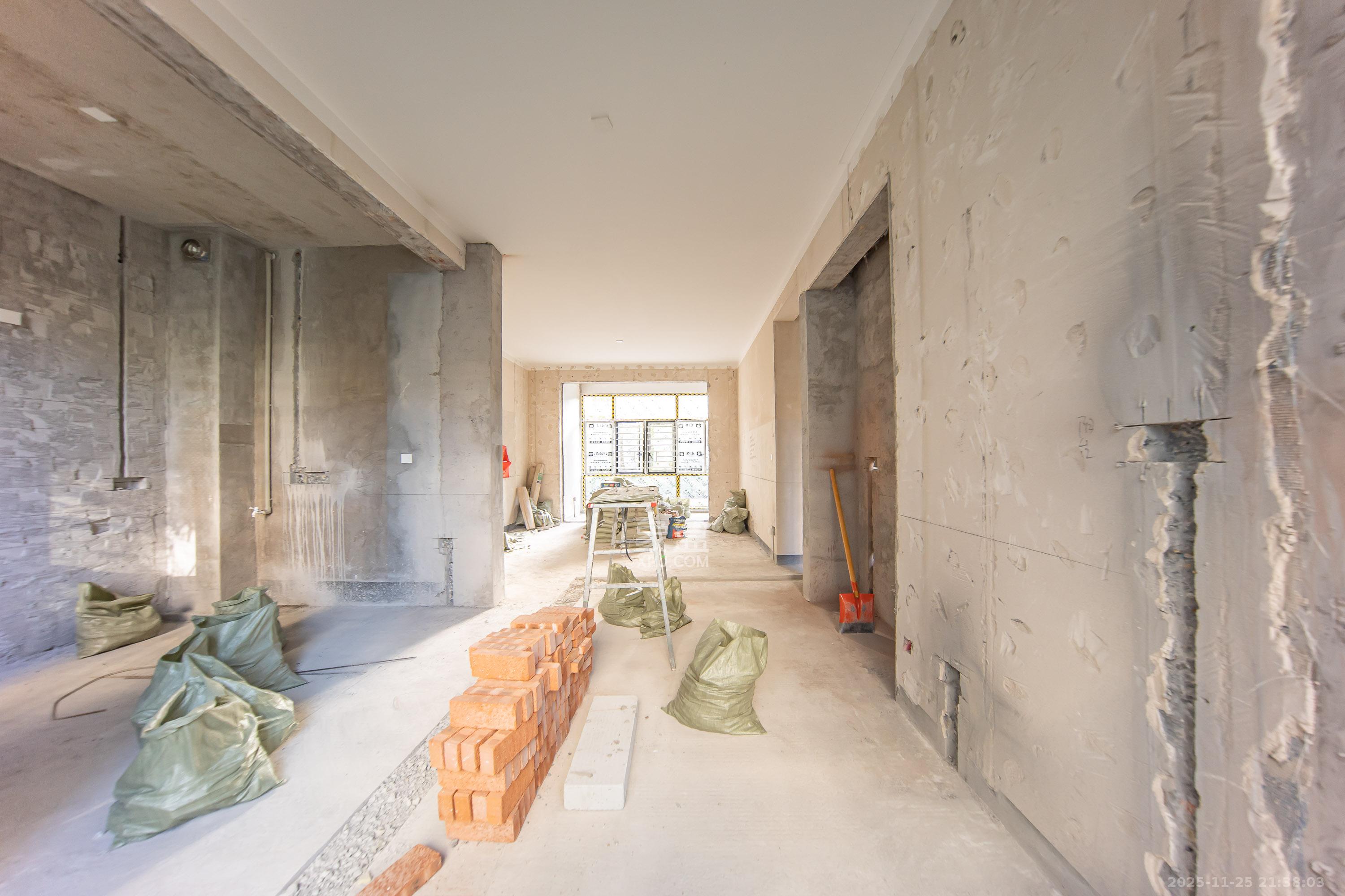 中海阅山府  4室2厅2卫    120.0万客厅