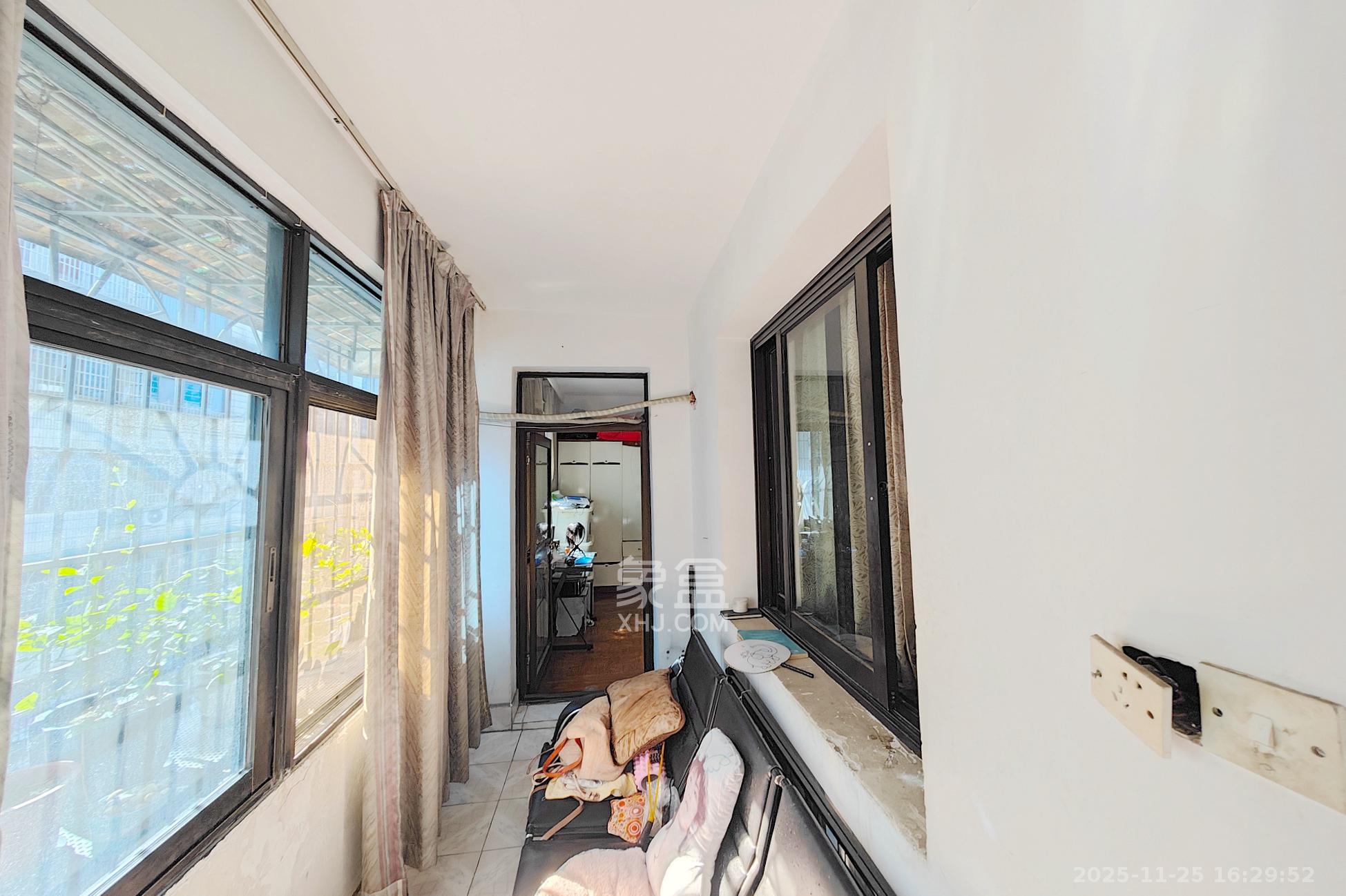 双银花园  3室2厅2卫    86.8万阳台