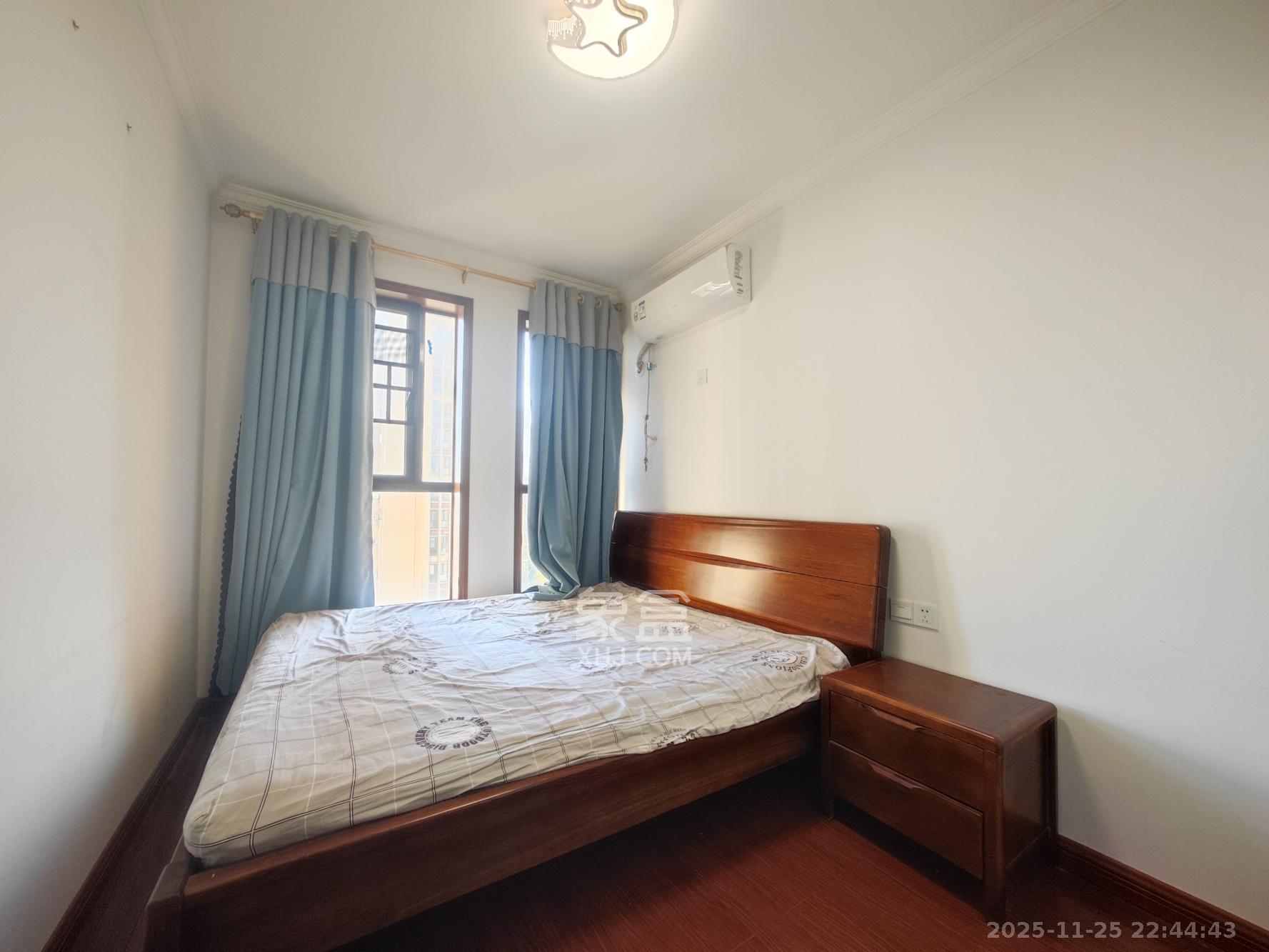 欧莱雅郡  4室2厅2卫    98.8万卧室