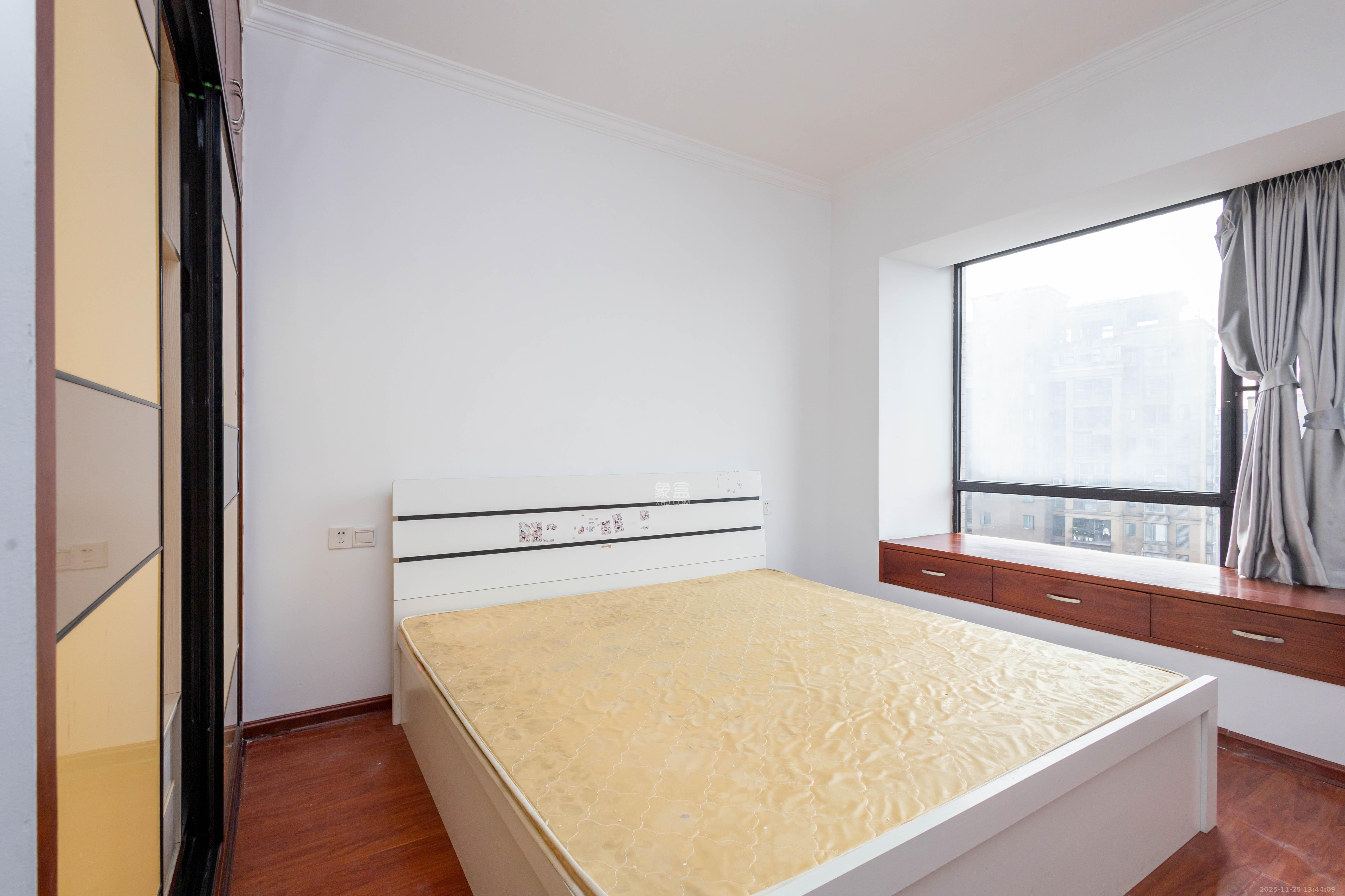 辉煌国际城一期 3室2厅2卫 115.0万 辉煌国际城一期 3室2厅2卫 115.0万卧室