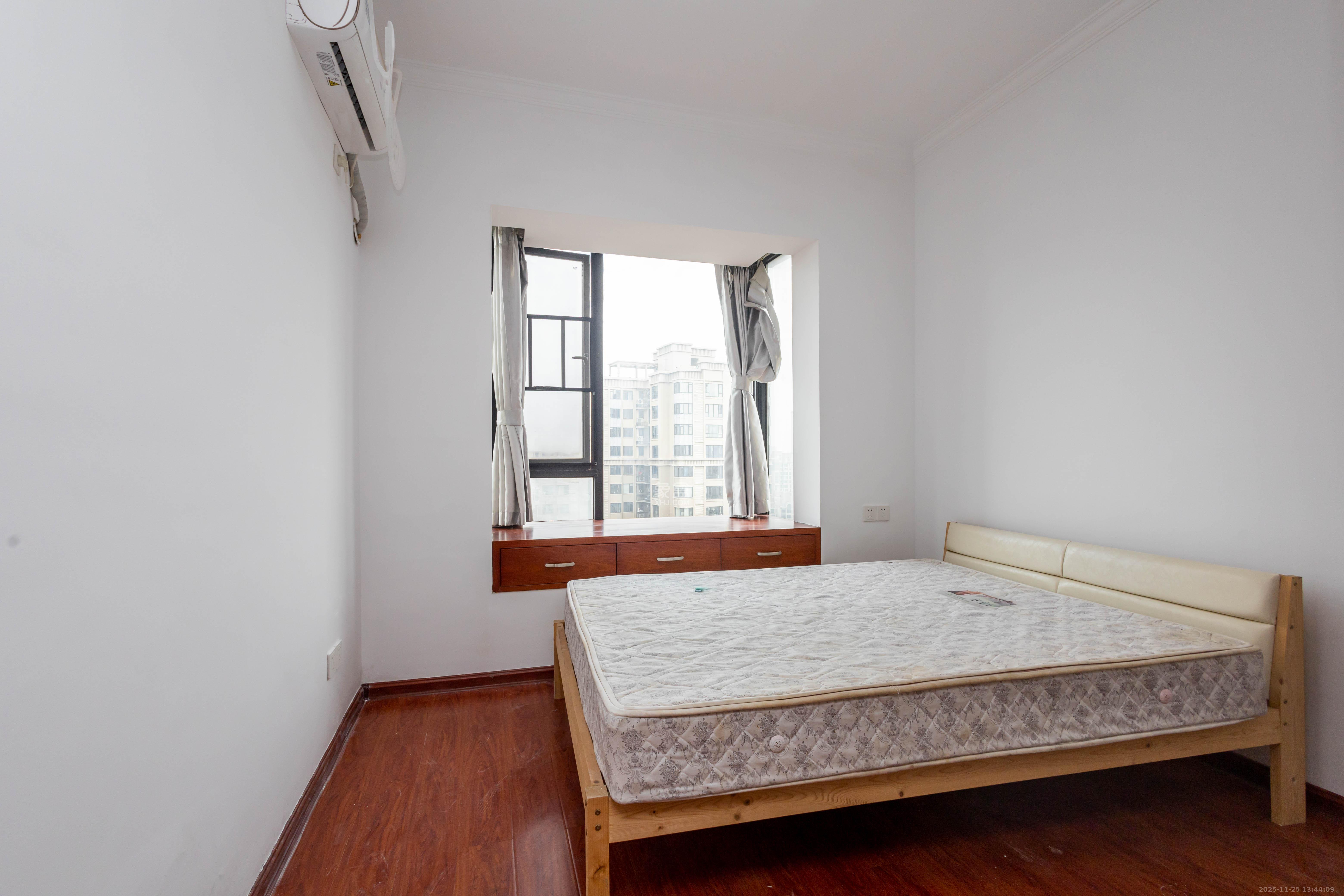 辉煌国际城一期 3室2厅2卫 115.0万 辉煌国际城一期 3室2厅2卫 115.0万卧室