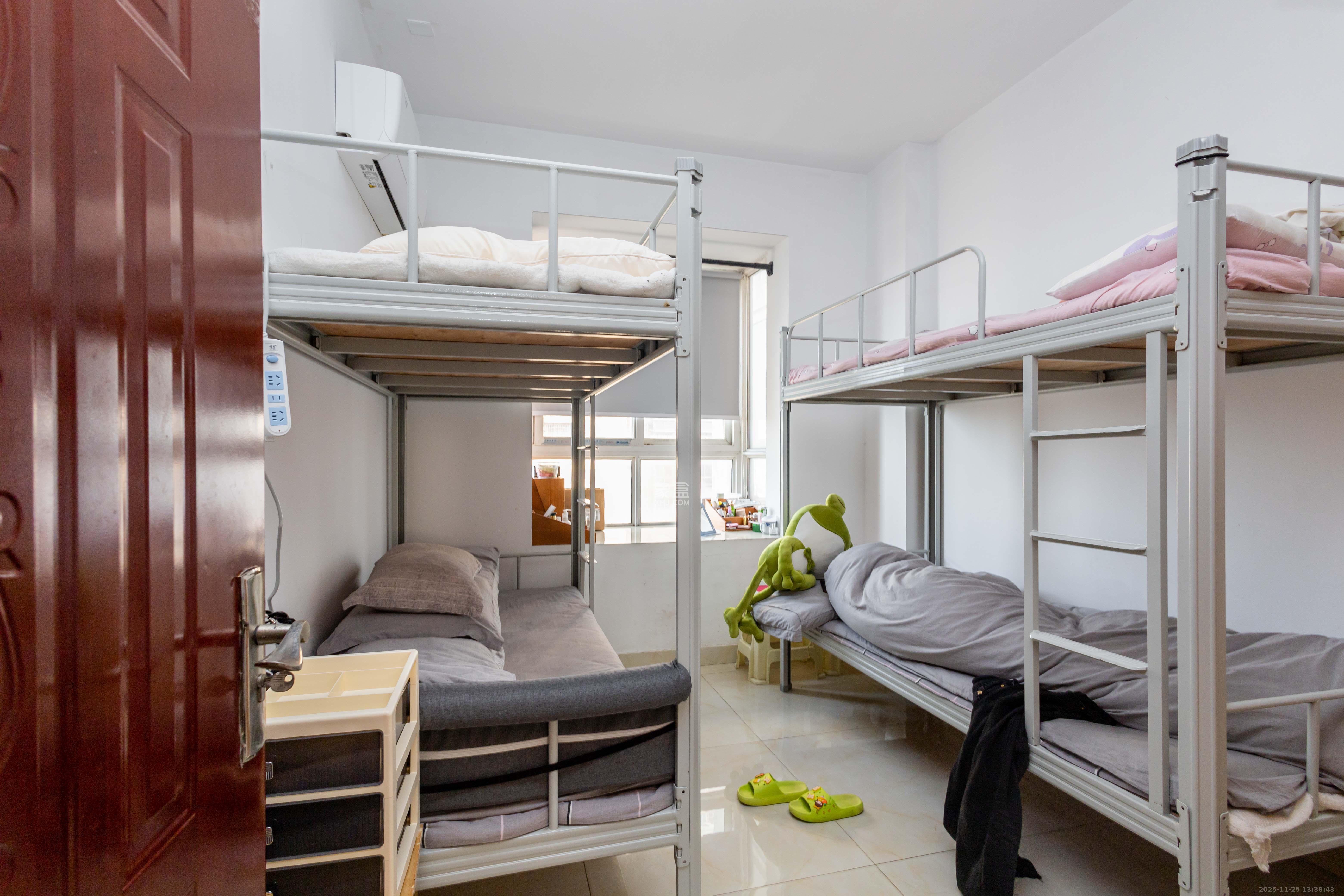 东门尚苑 5室2厅2卫 128.0万 东门尚苑 5室2厅2卫 128.0万卧室