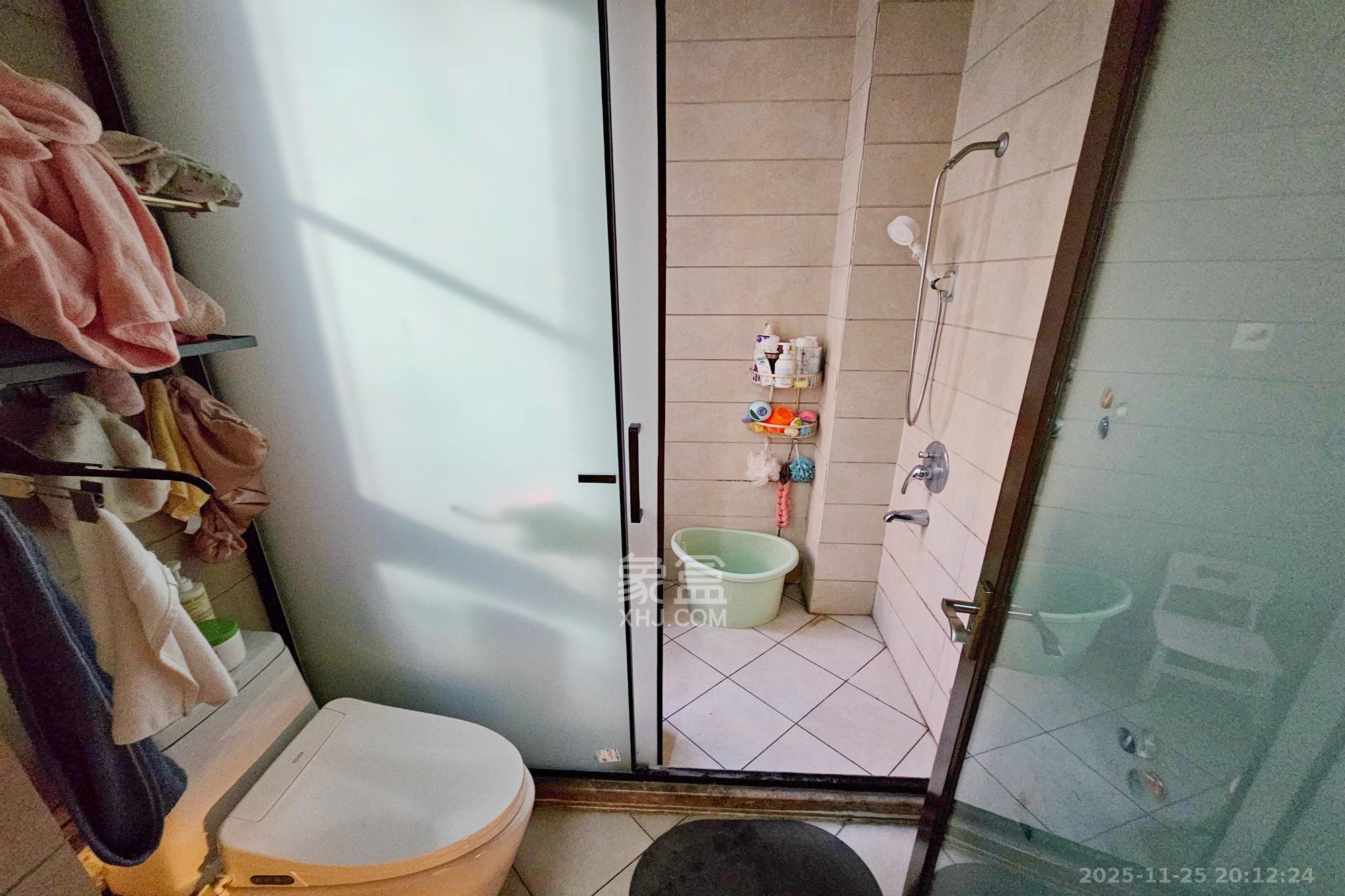 中隆国际御玺 4室2厅3卫 225.0万 中隆国际御玺 4室2厅3卫 225.0万卫生间