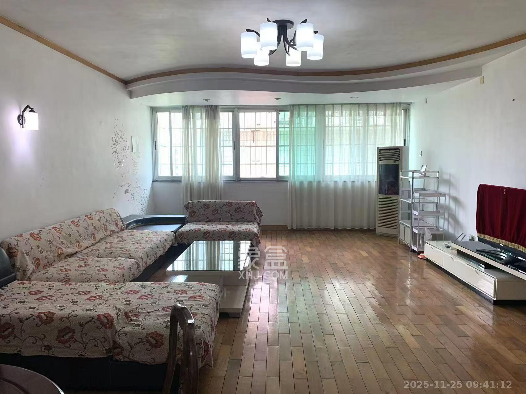 市建委宿舍  3室2厅2卫    2600.0元/月