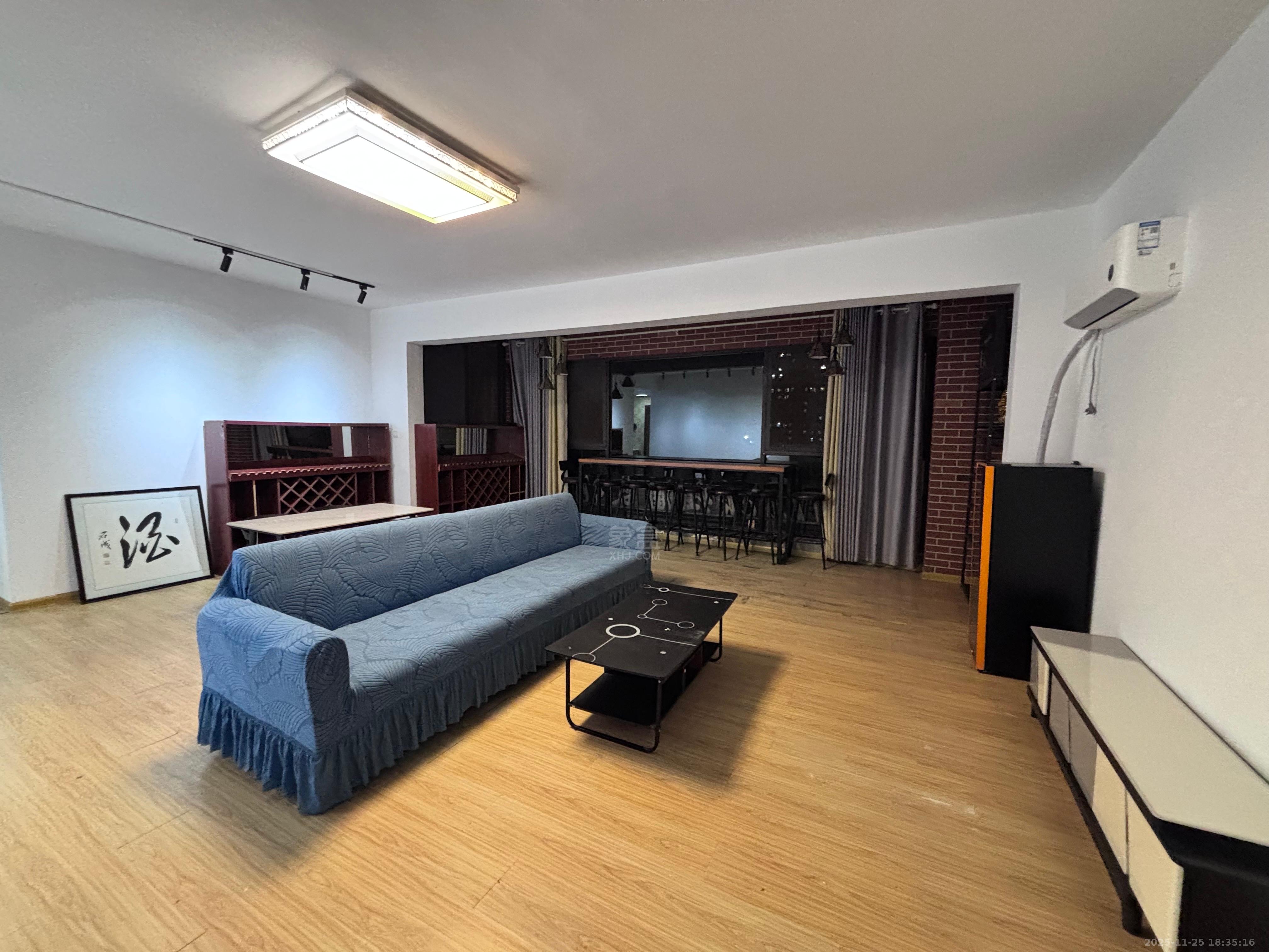 翡翠公园（北大资源）  4室2厅2卫    1600.0元/月