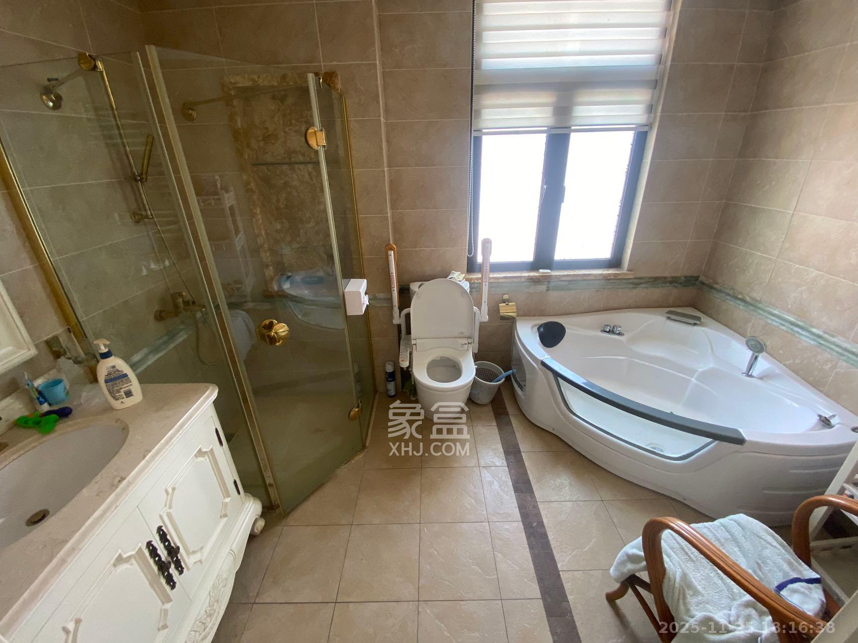 藏珑湖上国际花园 5室2厅3卫 10000.0元/月 藏珑湖上国际花园 5室2厅3卫 10000.0元/月室内图