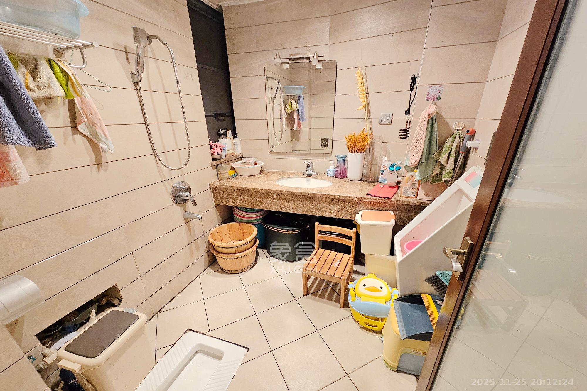 中隆国际御玺  4室2厅3卫    225.0万卫生间