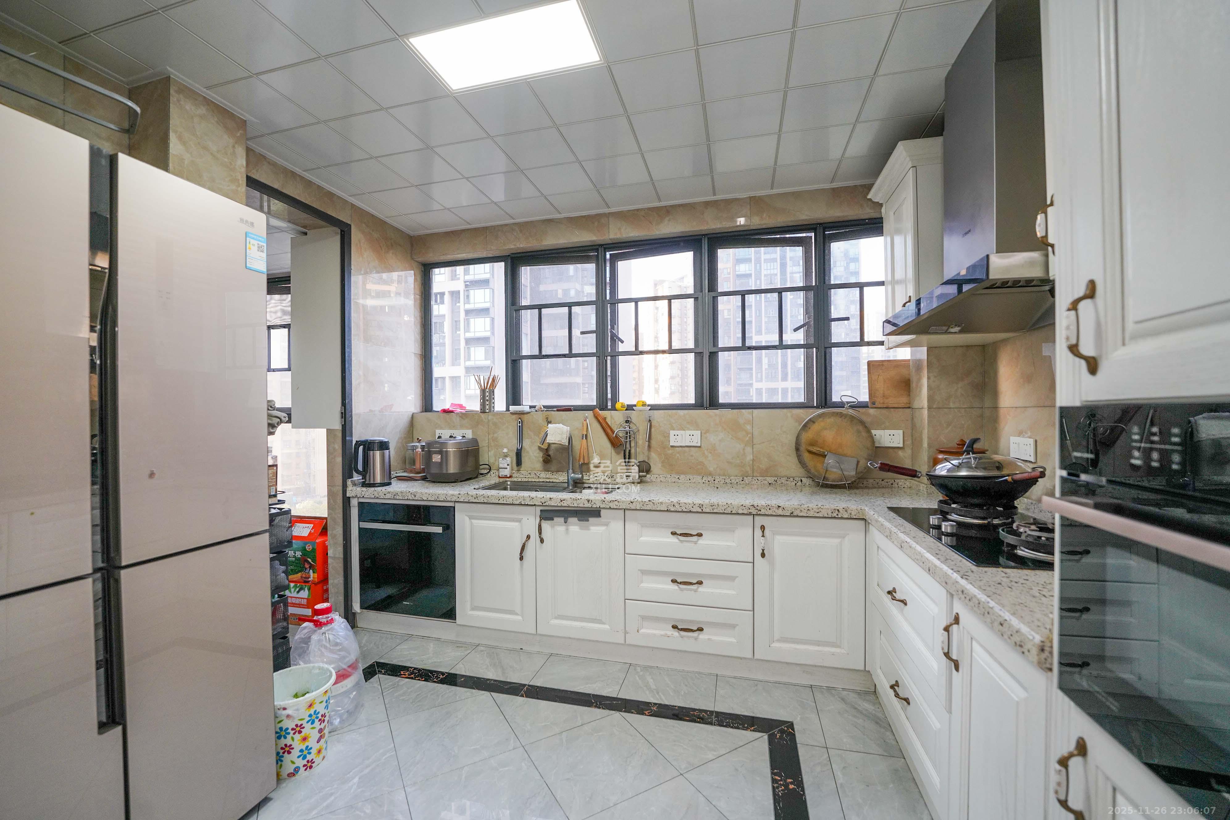 汇金城/嘉华城(二期、三期) 5室2厅2卫 268.0万 汇金城/嘉华城(二期、三期) 5室2厅2卫 268.0万厨房