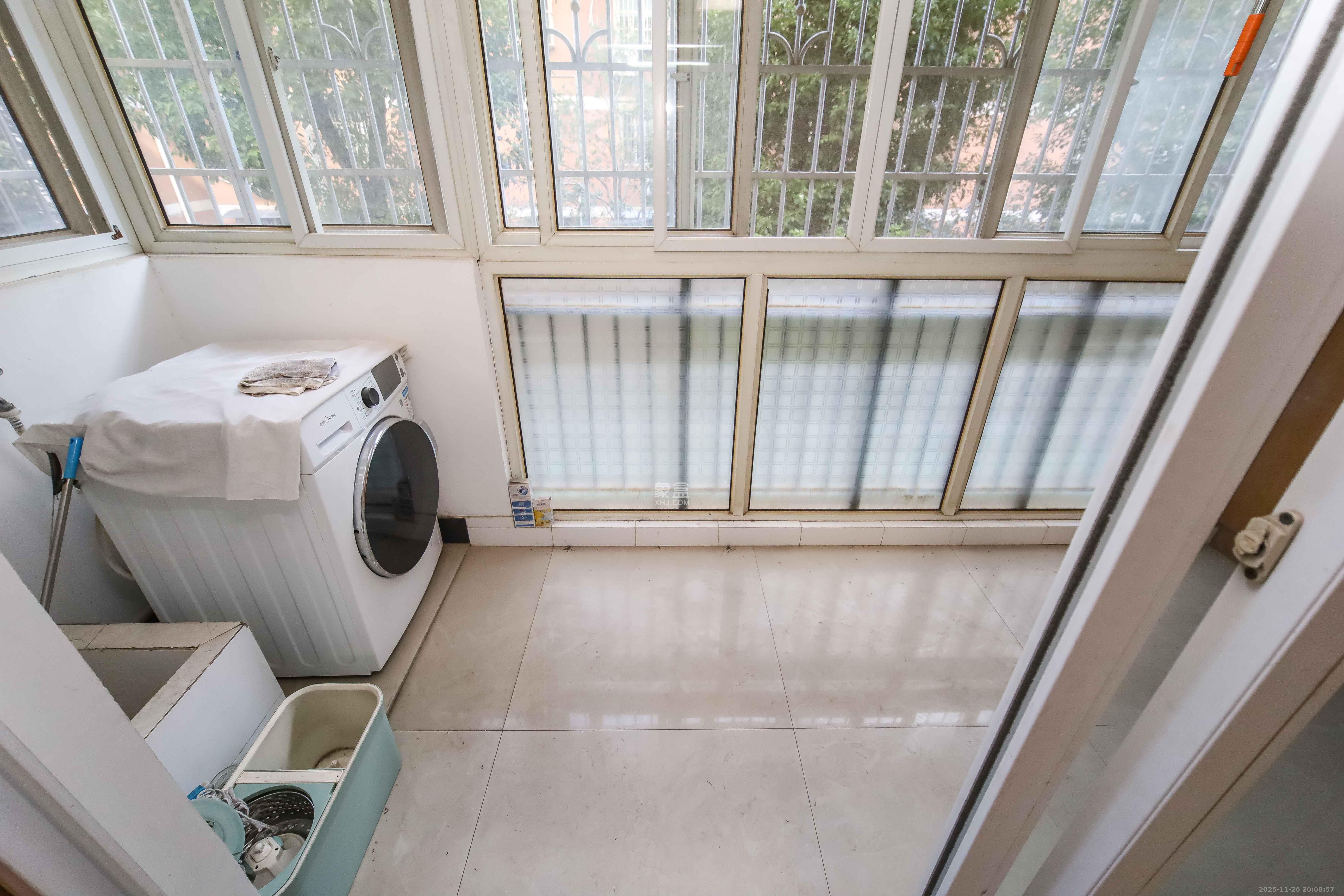 新桥小区  3室2厅2卫    75.8万阳台