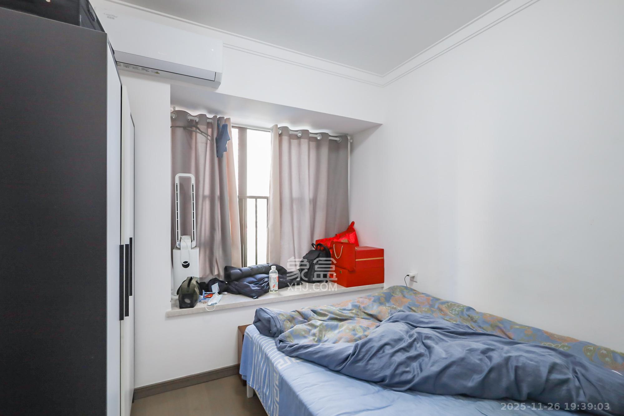 越秀悦湖台  4室2厅2卫    220.0万卧室