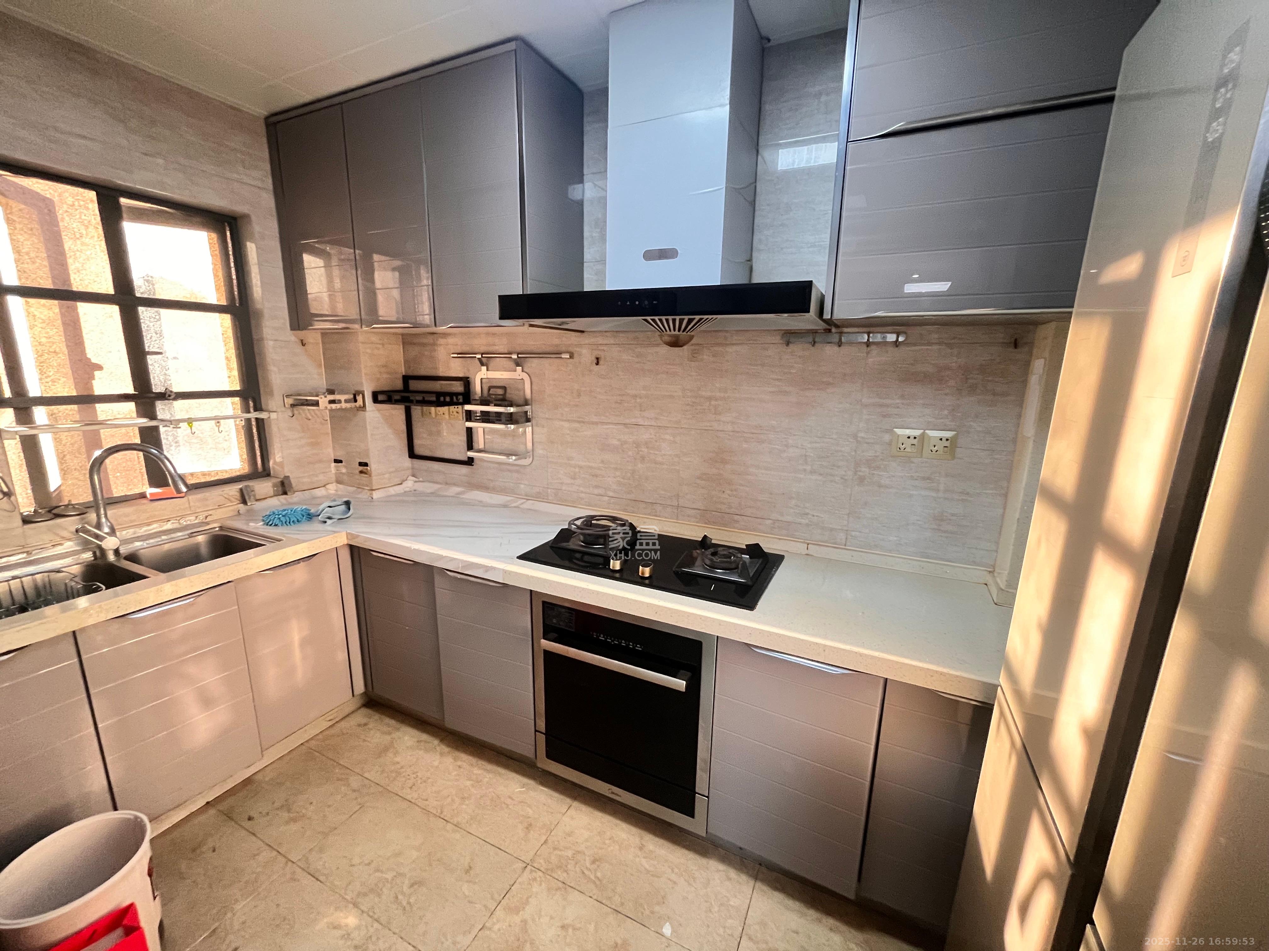 长房天翼未来城  3室2厅2卫    4500.0元/月室内图