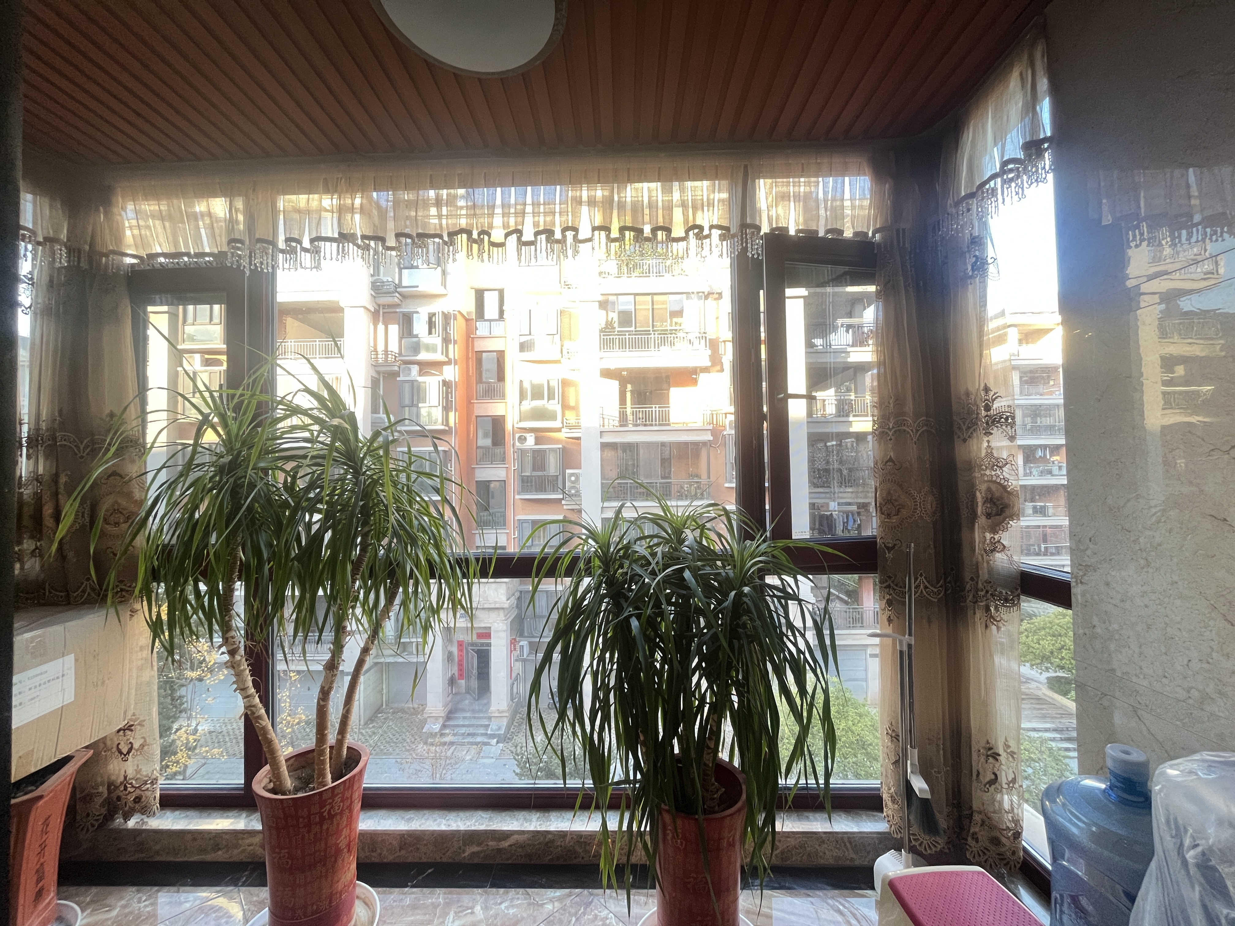 国土鑫苑 5室2厅2卫 156.0万 国土鑫苑 5室2厅2卫 156.0万客厅