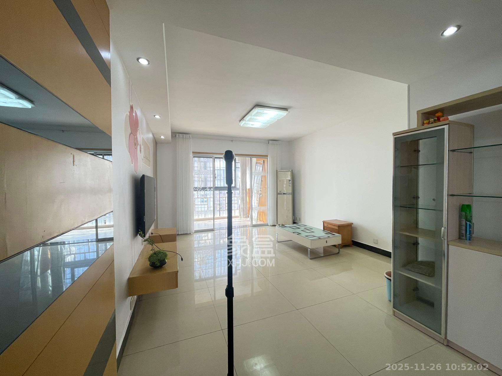 西子湖畔沃府  3室2厅2卫    3200.0元/月