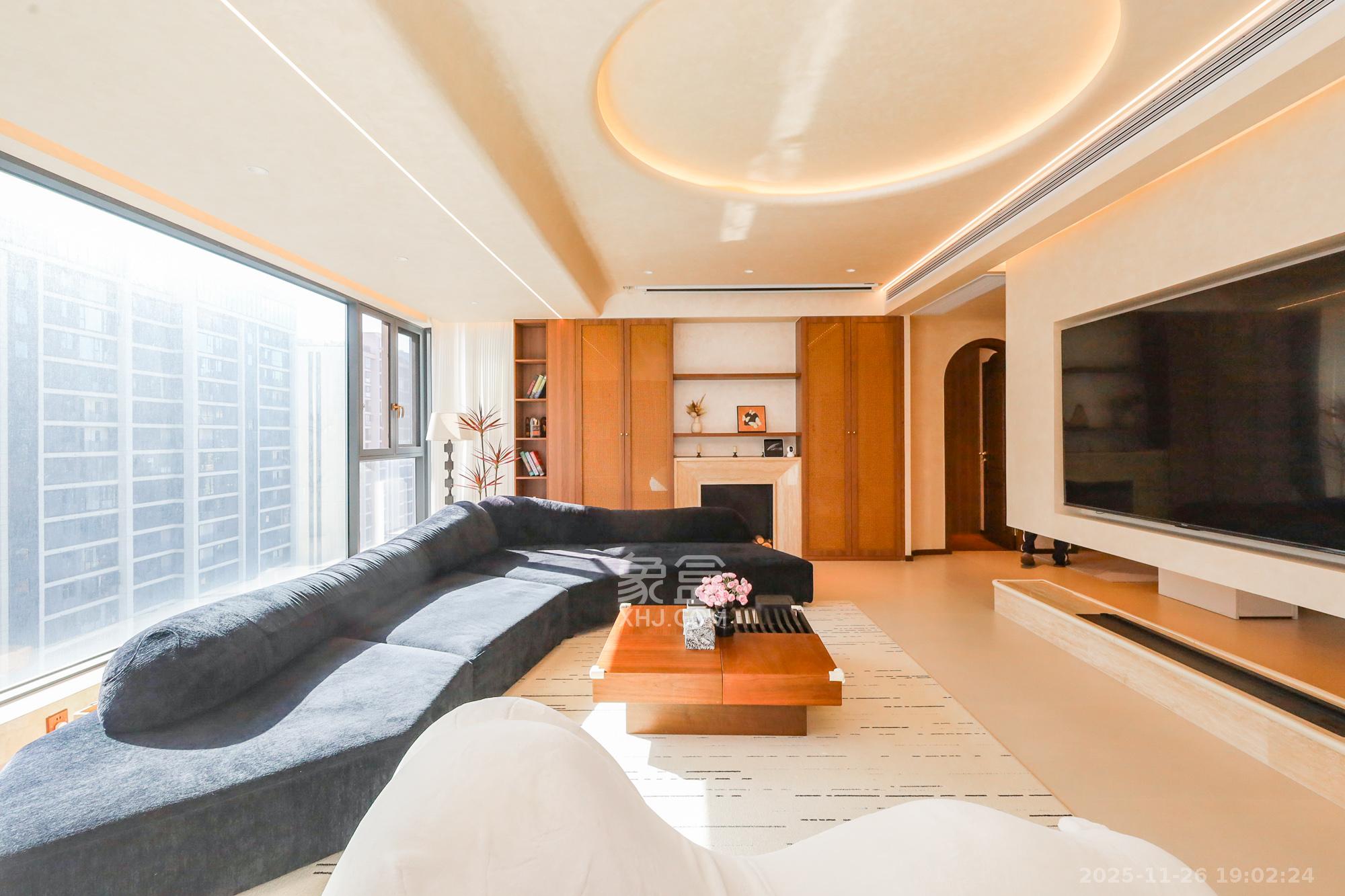 轨道中建麓江府 5室2厅3卫 350.0万 轨道中建麓江府 5室2厅3卫 350.0万客厅