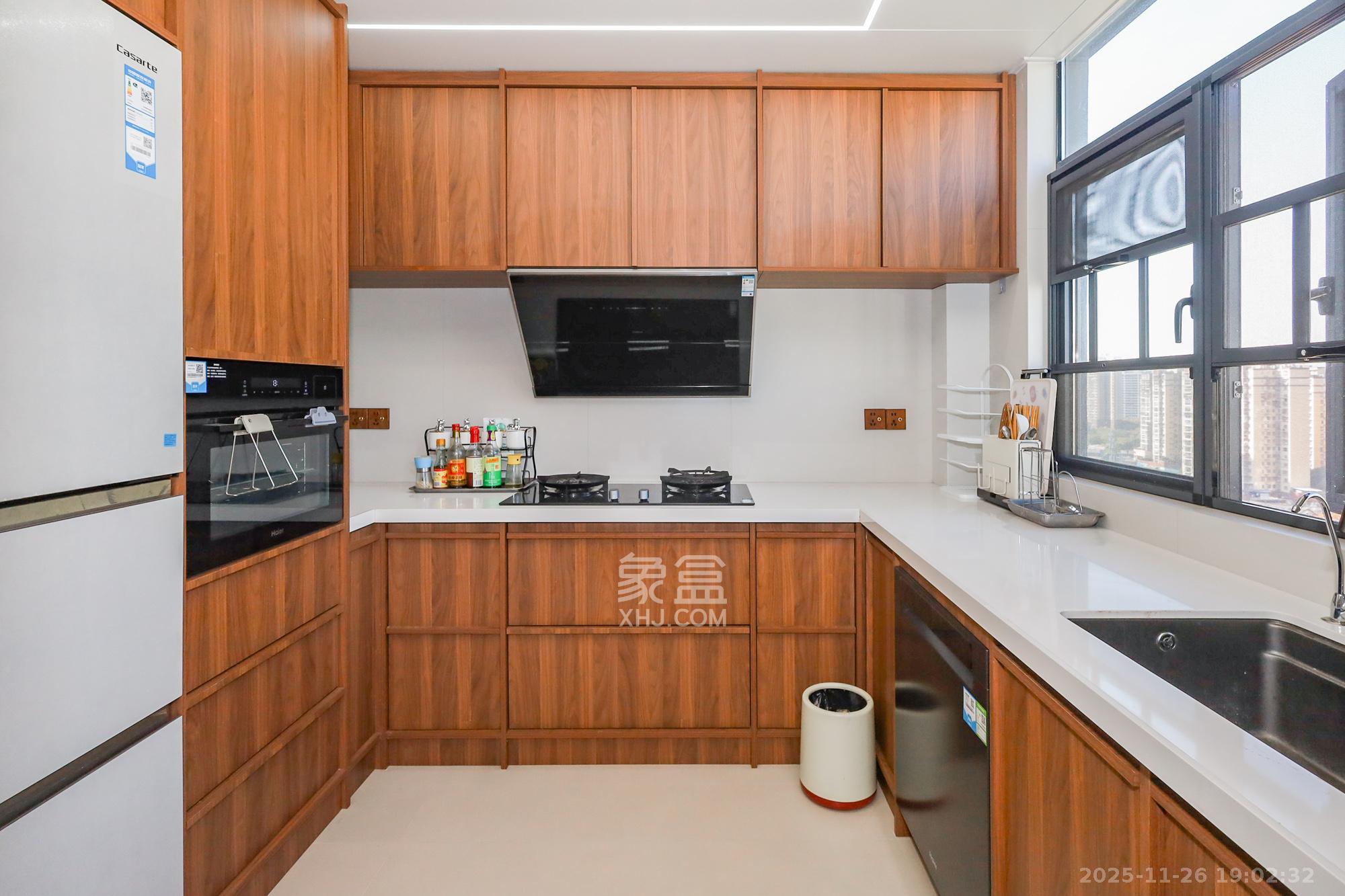 轨道中建麓江府 5室2厅3卫 350.0万 轨道中建麓江府 5室2厅3卫 350.0万厨房