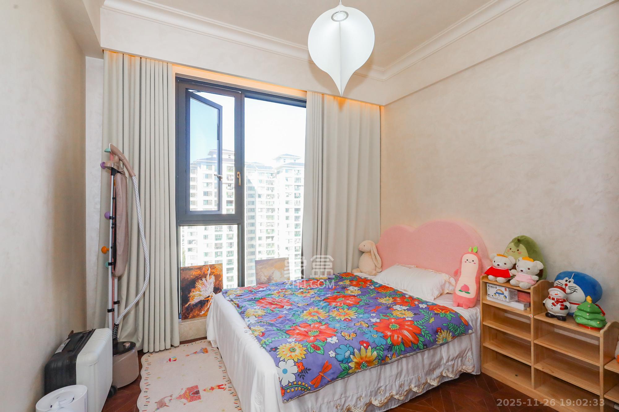 轨道中建麓江府 5室2厅3卫 350.0万 轨道中建麓江府 5室2厅3卫 350.0万卧室