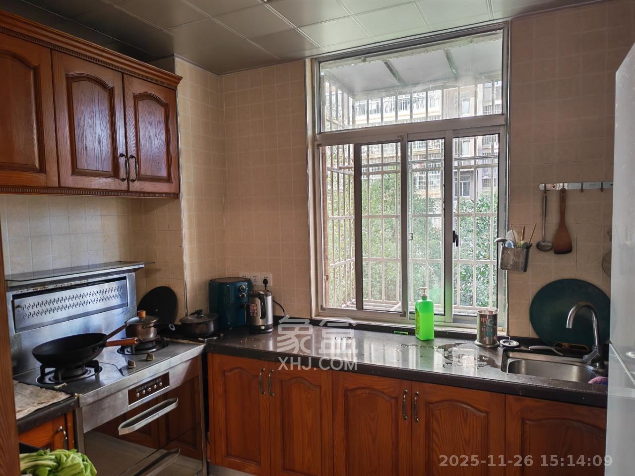 德泽苑 4室2厅2卫 2600.0元/月 德泽苑 4室2厅2卫 2600.0元/月室内图