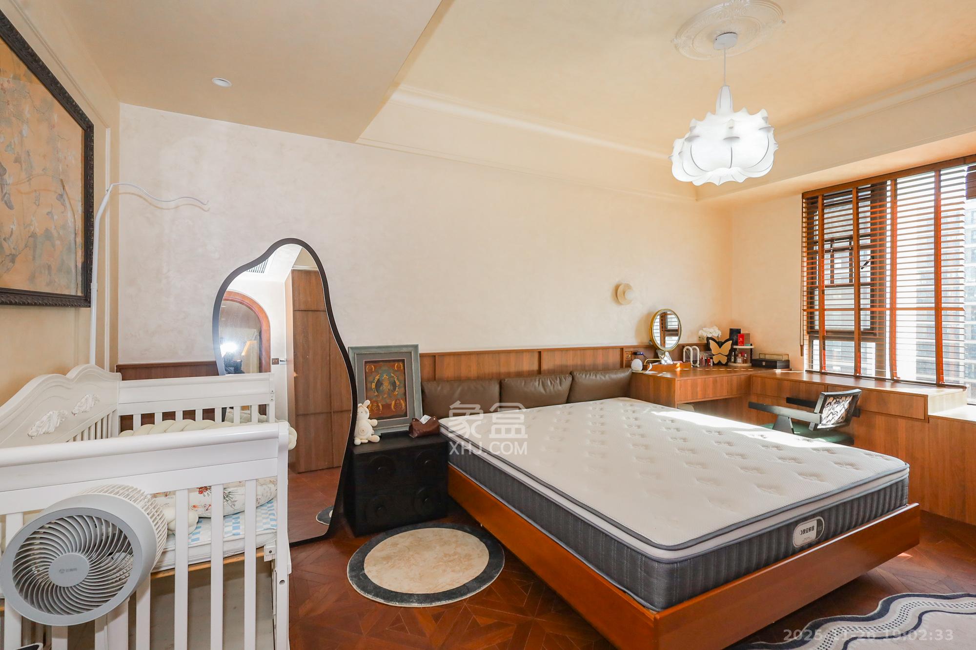 轨道中建麓江府 5室2厅3卫 350.0万 轨道中建麓江府 5室2厅3卫 350.0万卧室