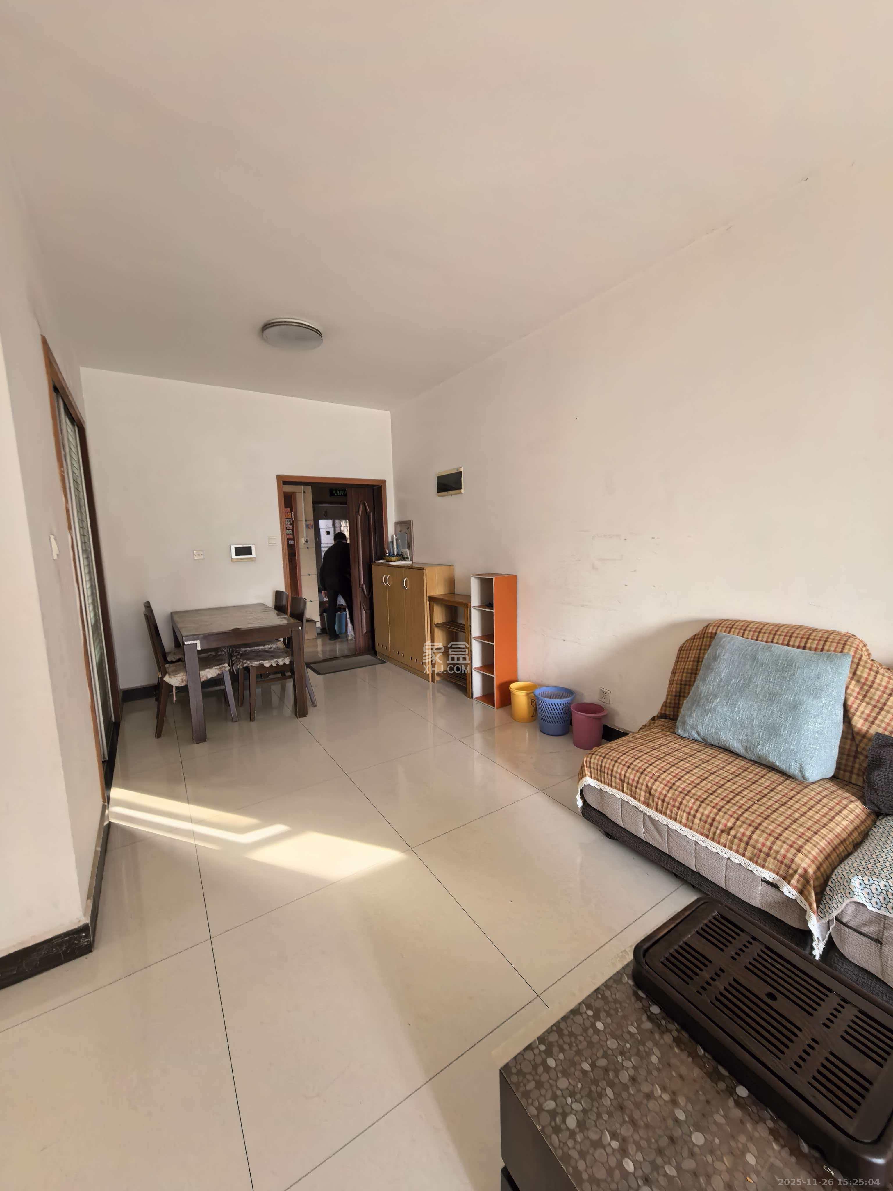 西点公园里  2室2厅1卫    2500.0元/月