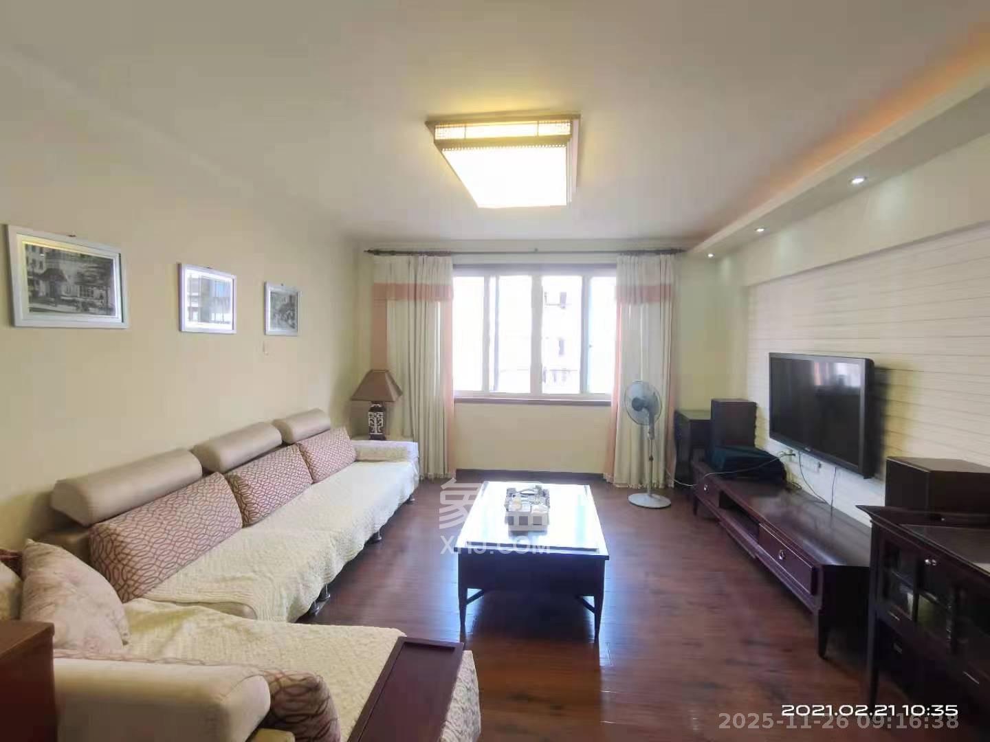 学府华庭  3室2厅2卫    2500.0元/月